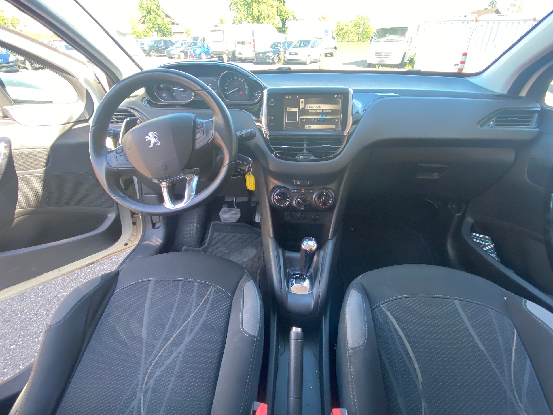 PEUGEOT 208 1.4 e-HDi Active EGS5-image-12