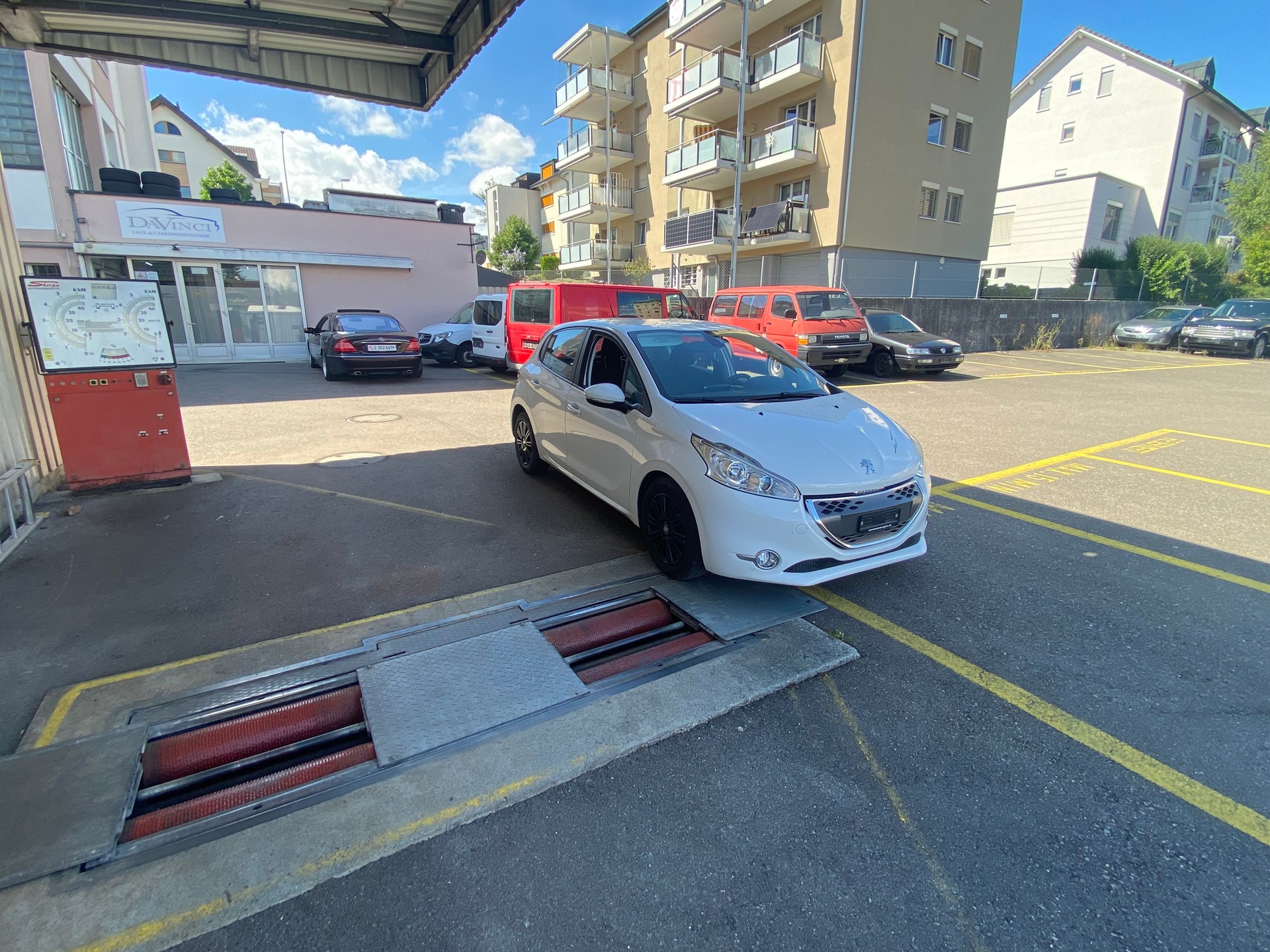 PEUGEOT 208 1.4 e-HDi Active EGS5-image-2