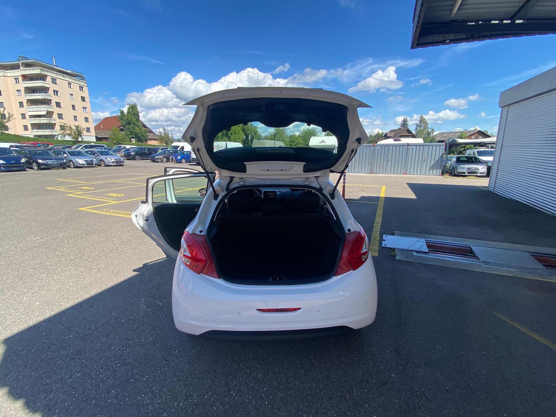 PEUGEOT 208 1.4 e-HDi Active EGS5-image-8