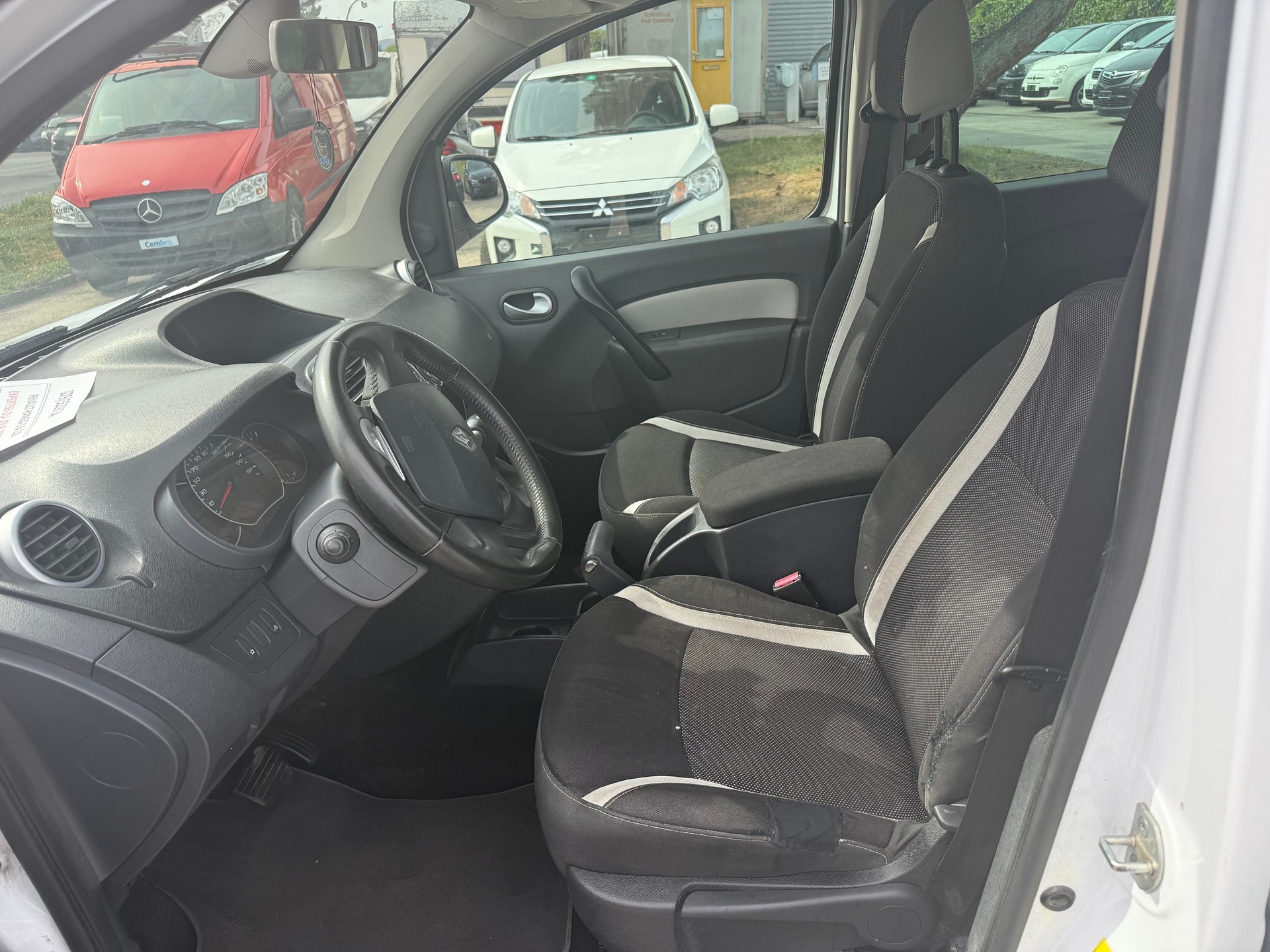 RENAULT Kangoo 1.6 16V Swiss Edition Automatic-image-9