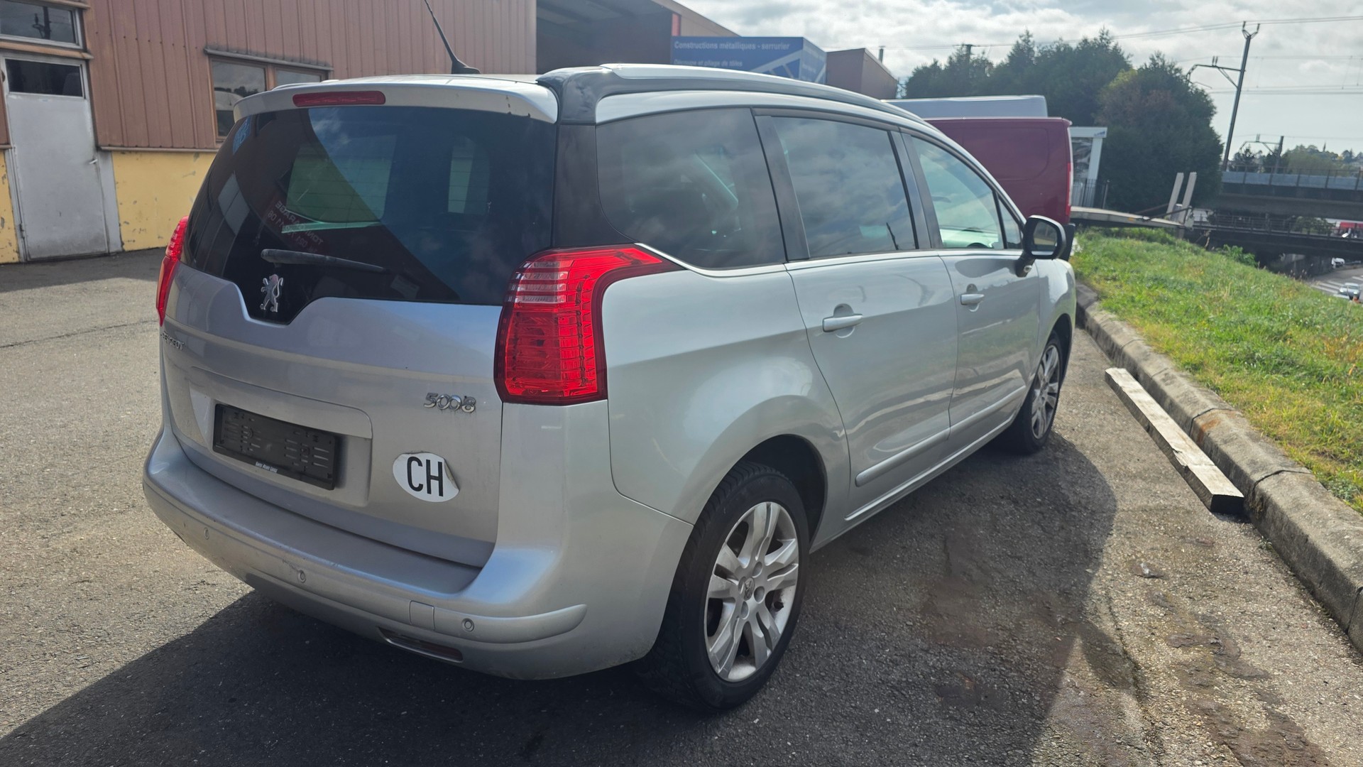 PEUGEOT 5008 1.6 16V T Sport Pack-image-3