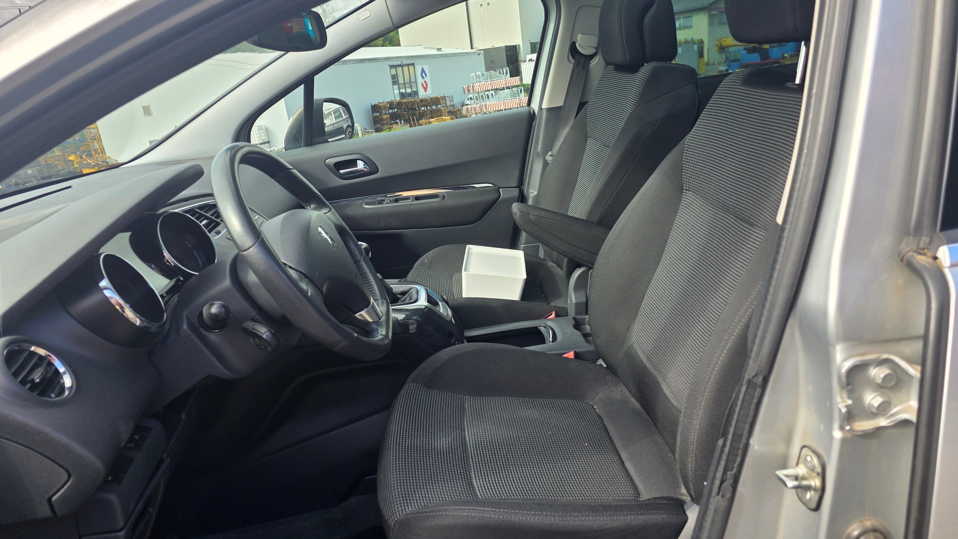 PEUGEOT 5008 1.6 16V T Sport Pack-image-4