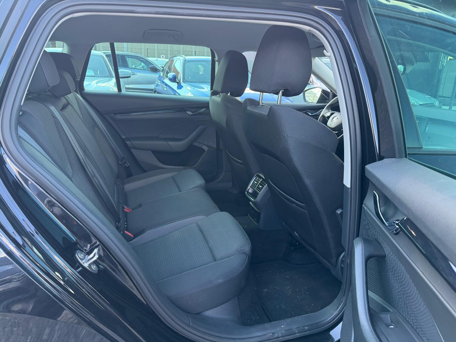 SKODA Octavia Combi 2.0 TSI SportLine 4x4 DSG-image-9