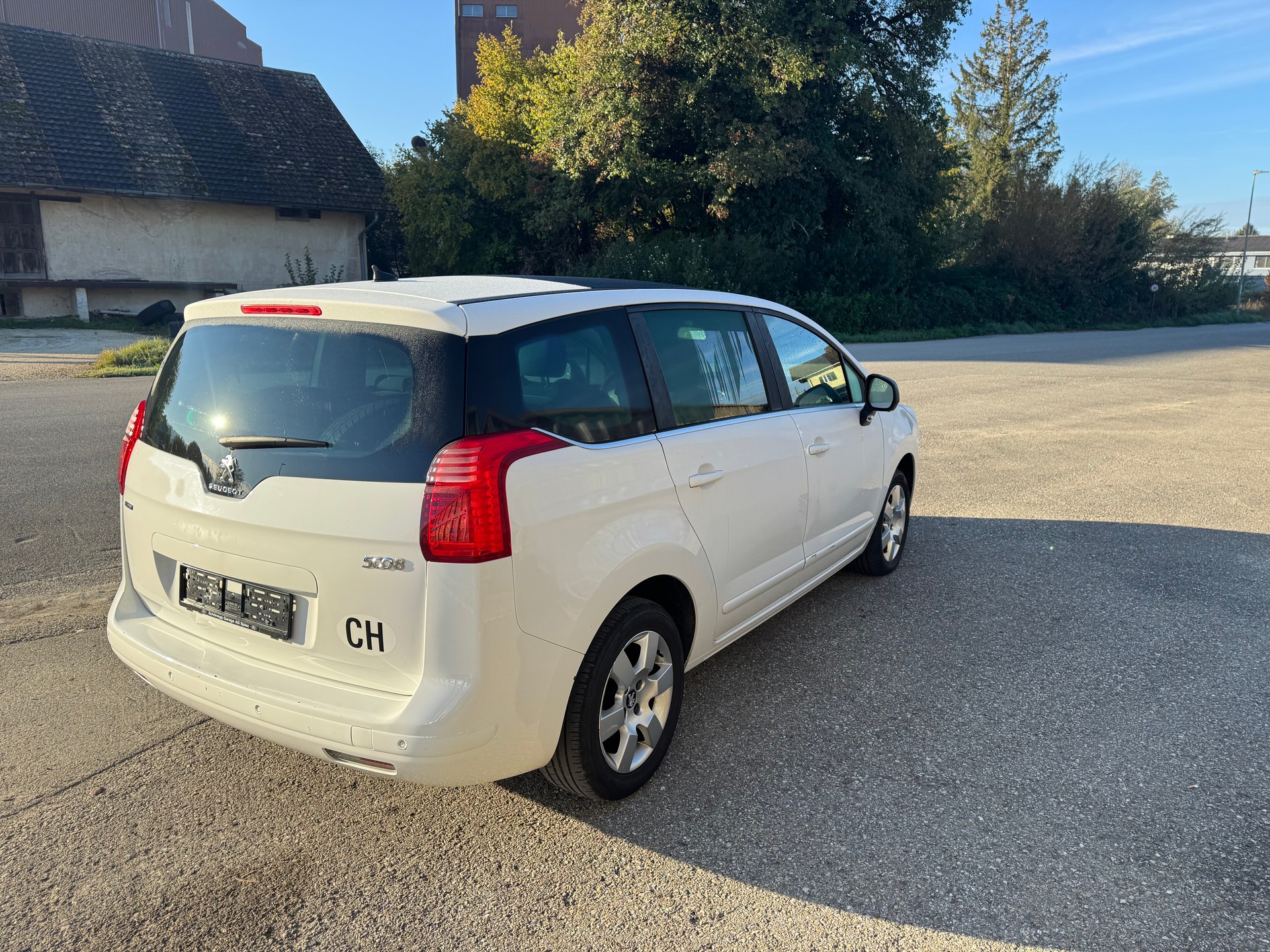 PEUGEOT 5008 1.6 BlueHDi Active Tiptronic-image-5