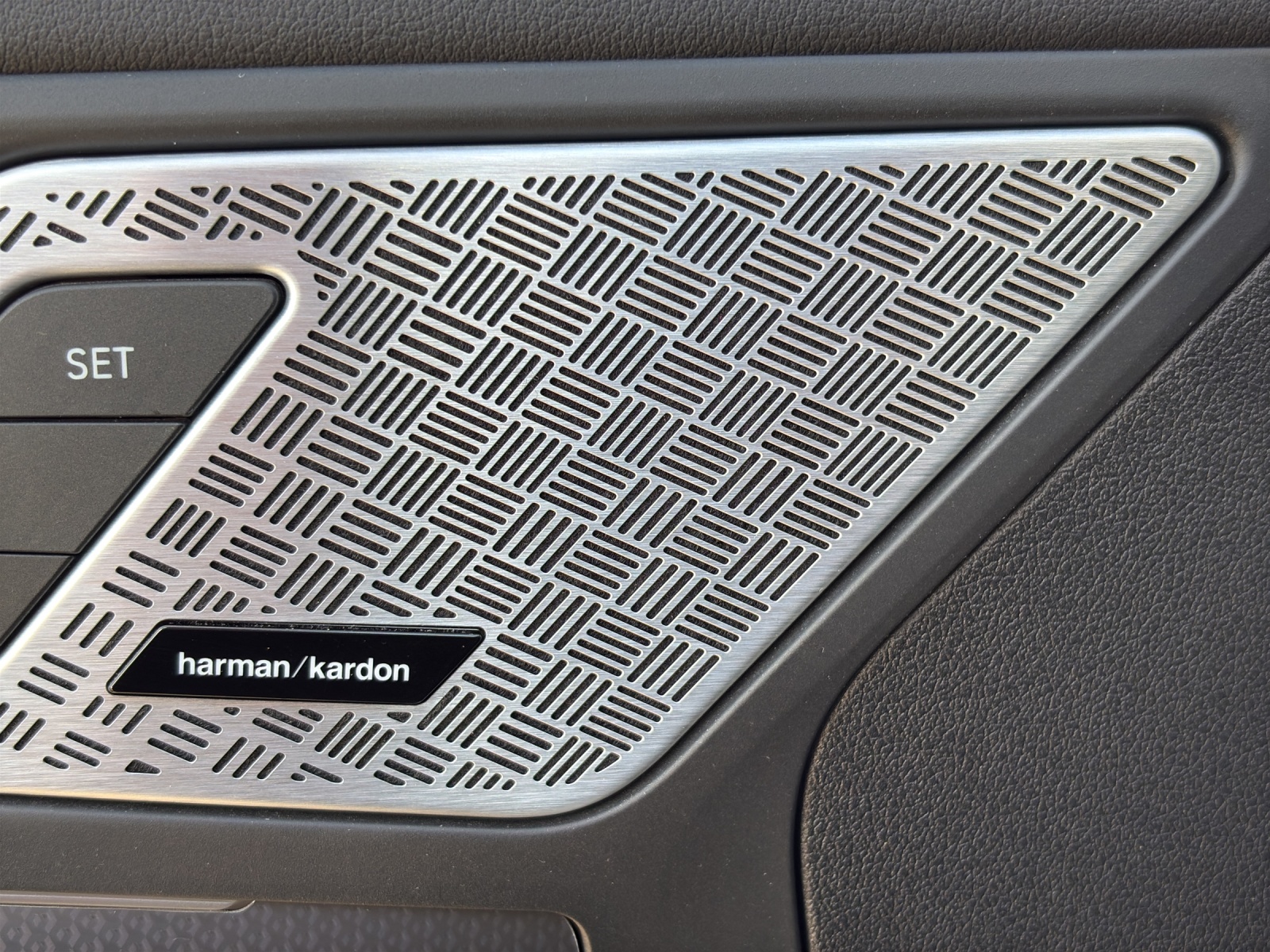 BMW iX1 30 xDrive-image-16
