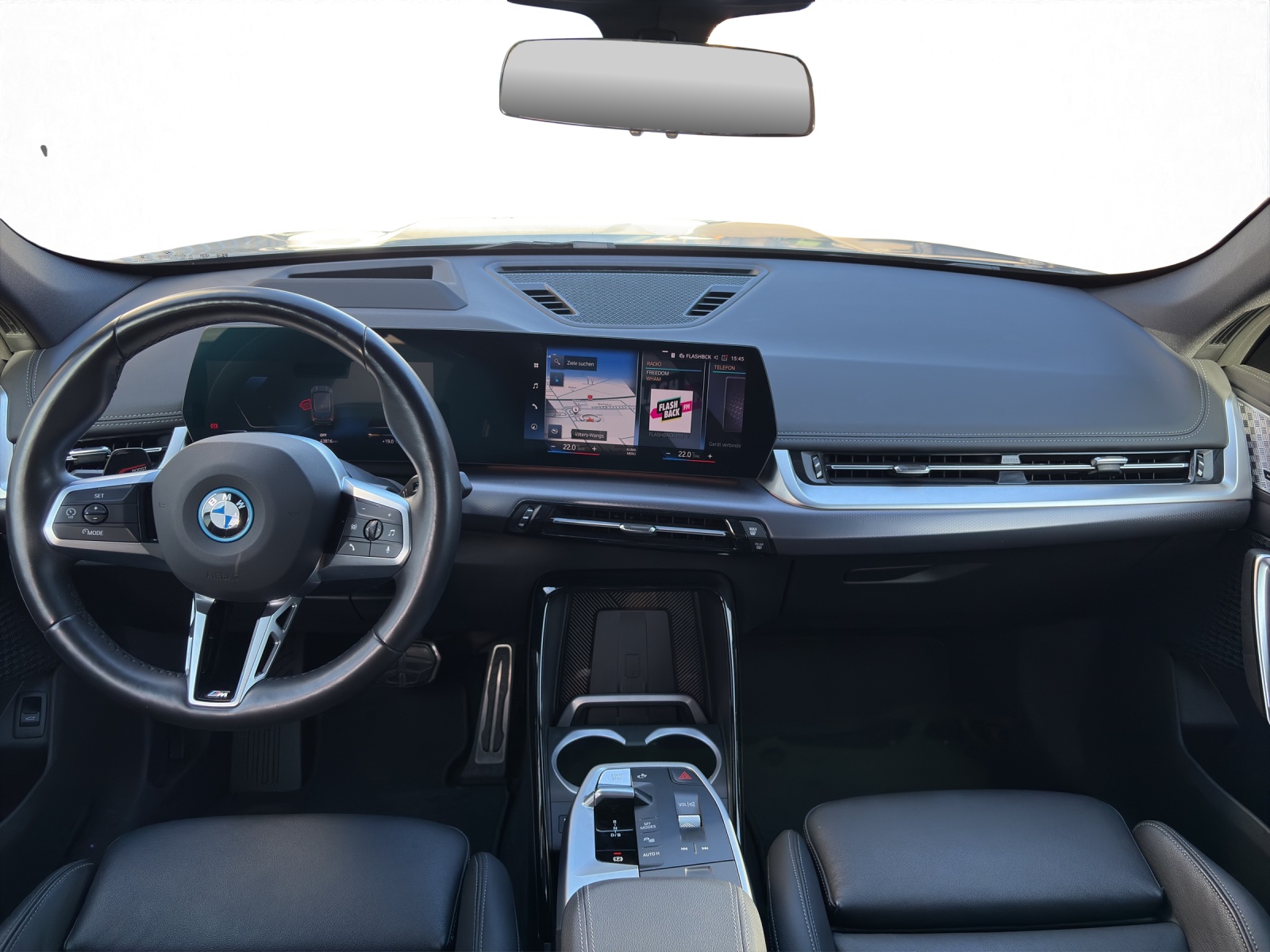 BMW iX1 30 xDrive-image-12
