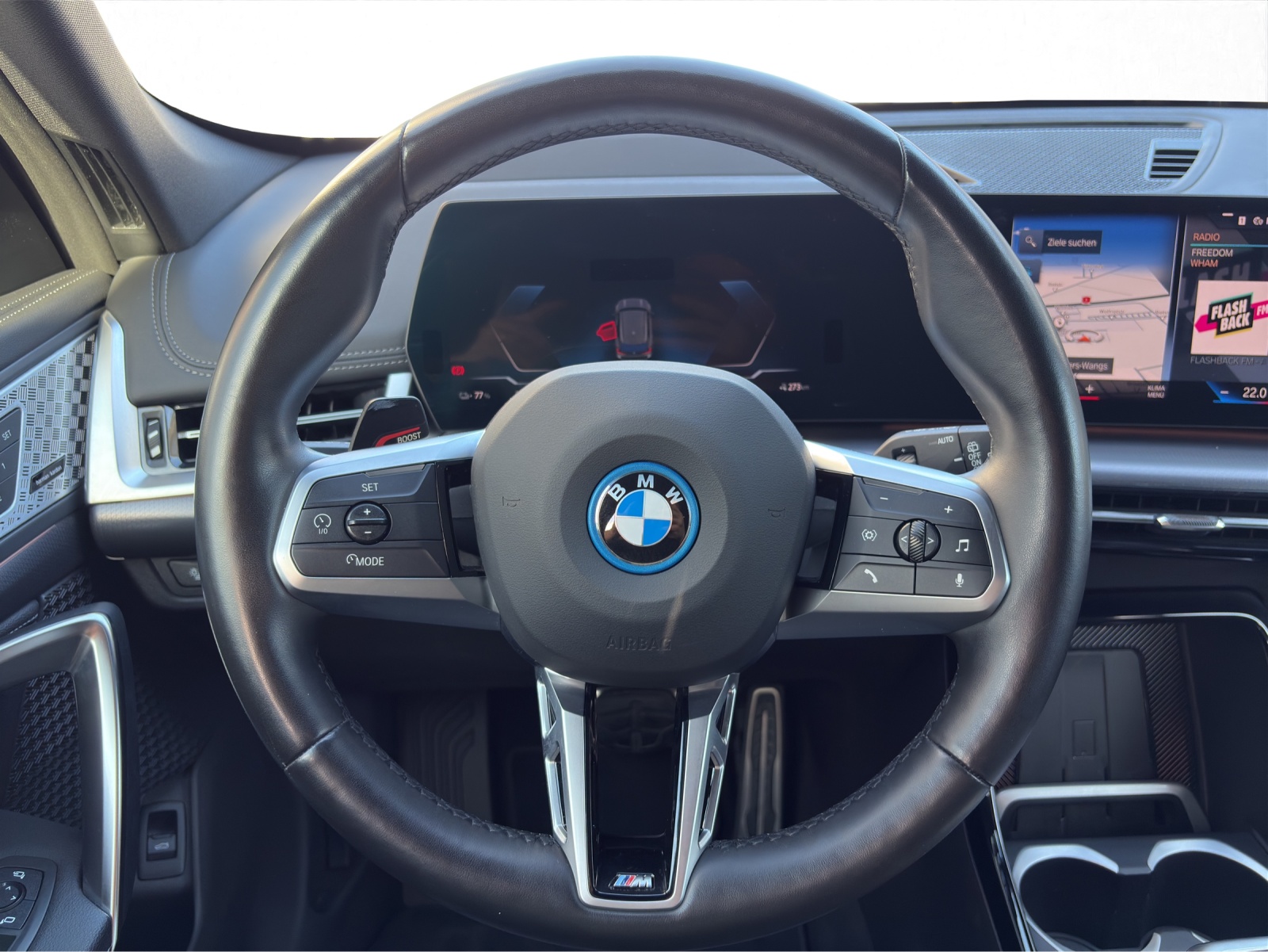 BMW iX1 30 xDrive-image-10