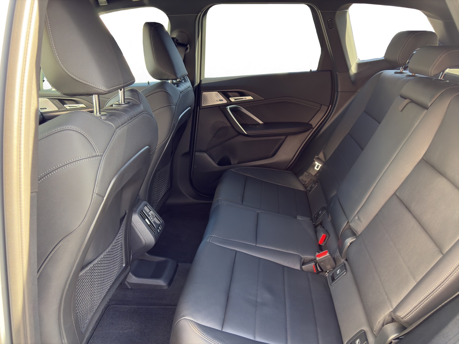 BMW iX1 30 xDrive-image-13