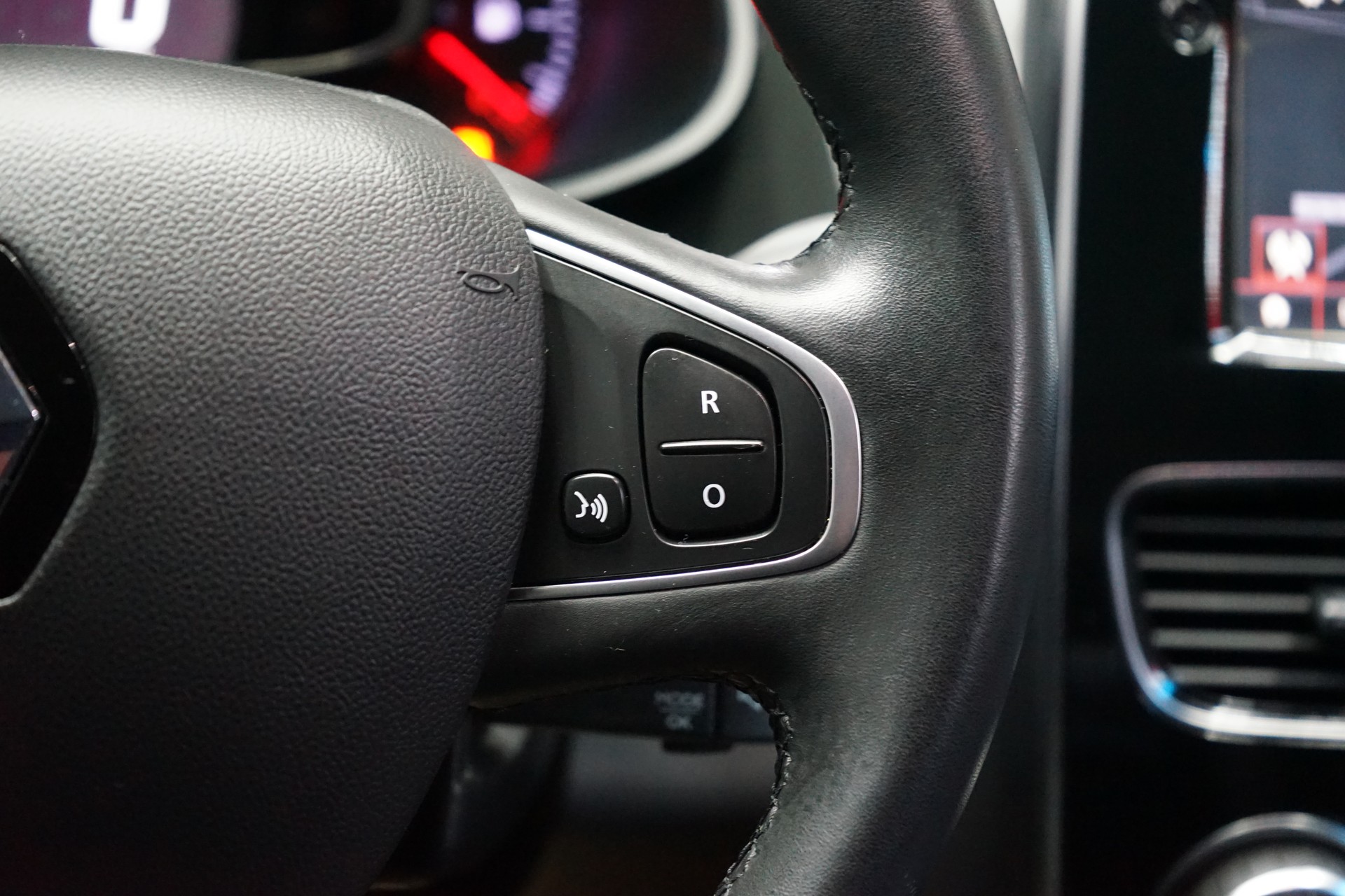 RENAULT Clio 1.2 16V T Intens-image-10