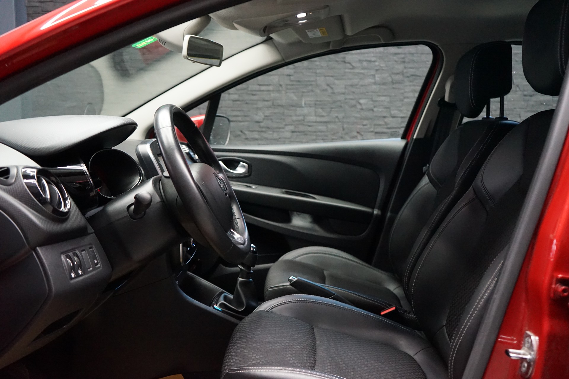 RENAULT Clio 1.2 16V T Intens-image-4