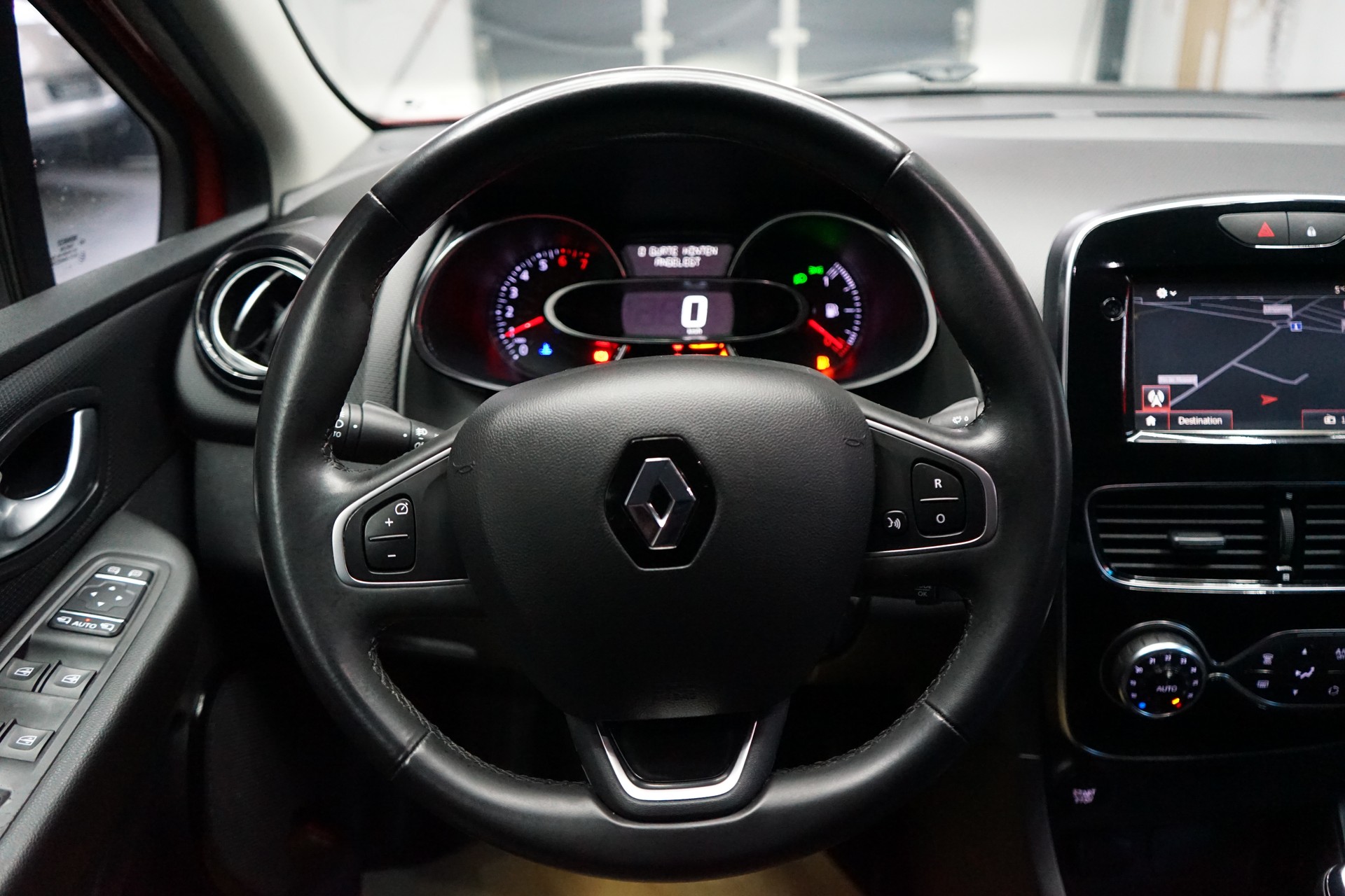RENAULT Clio 1.2 16V T Intens-image-8