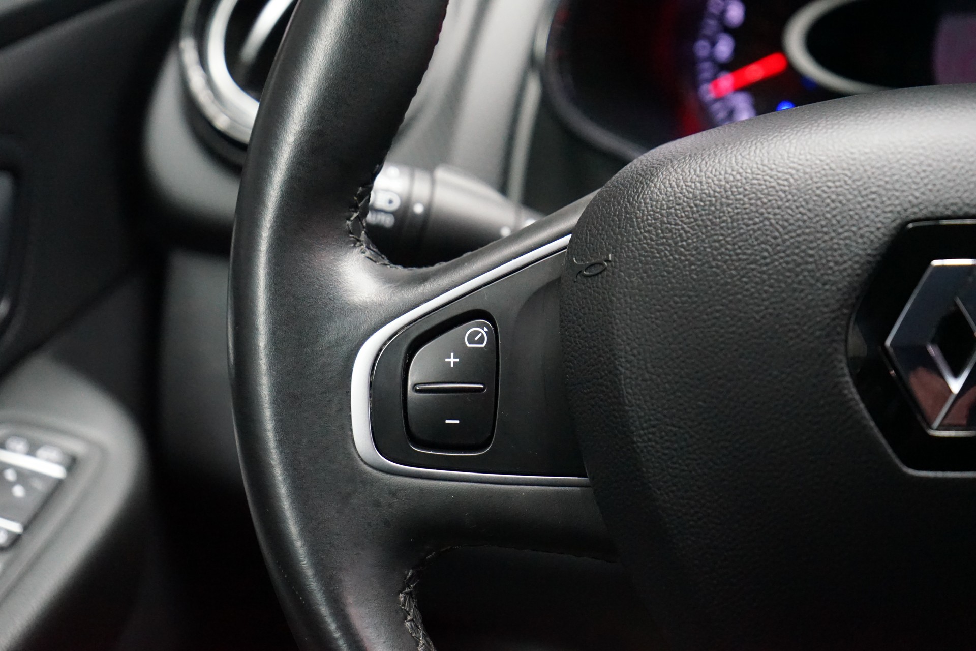 RENAULT Clio 1.2 16V T Intens-image-9