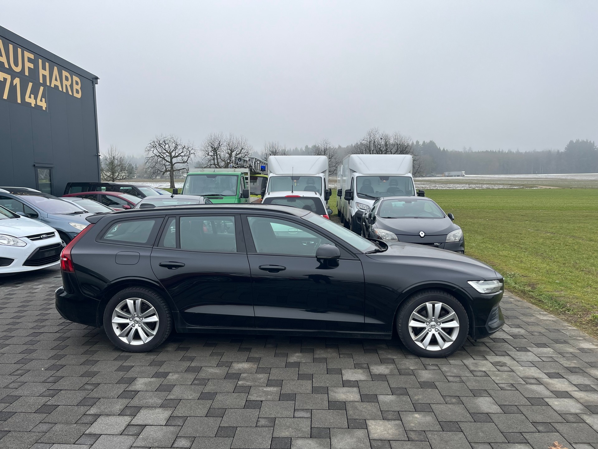 VOLVO V60 D3 Momentum-image-2