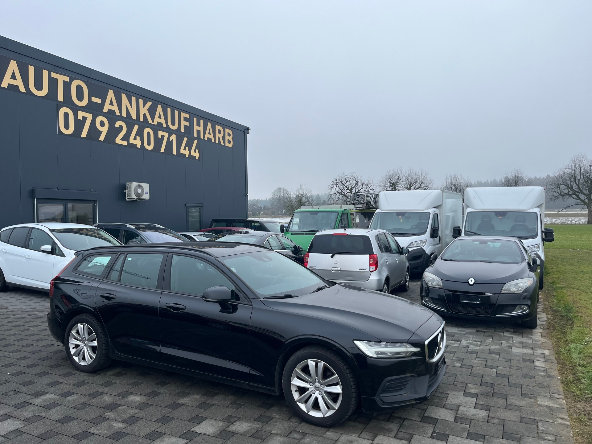 VOLVO V60 D3 Momentum-image-0