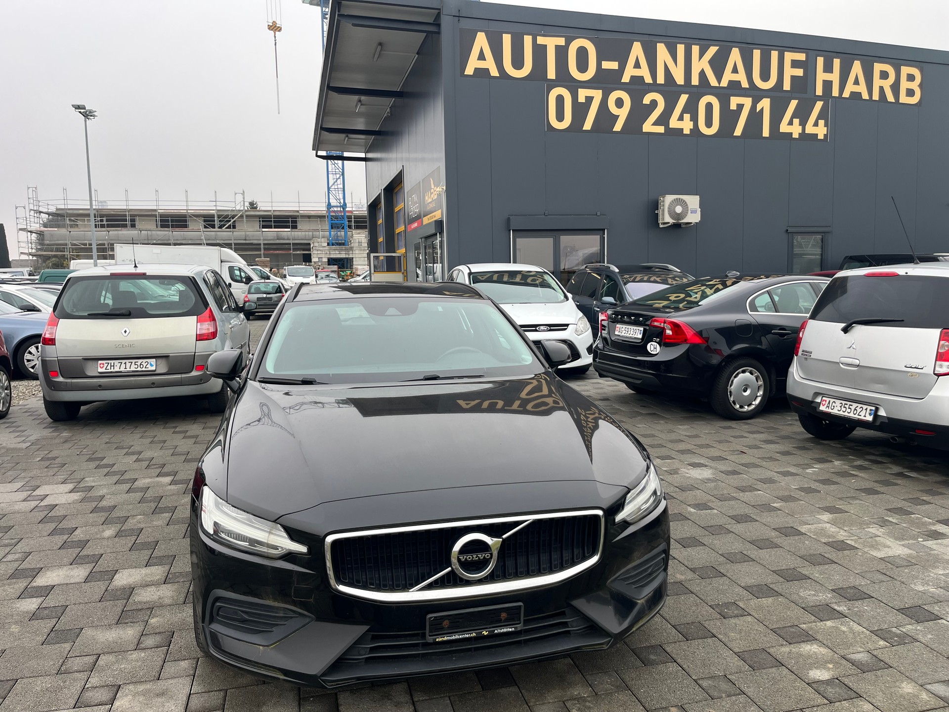 VOLVO V60 D3 Momentum-image-1