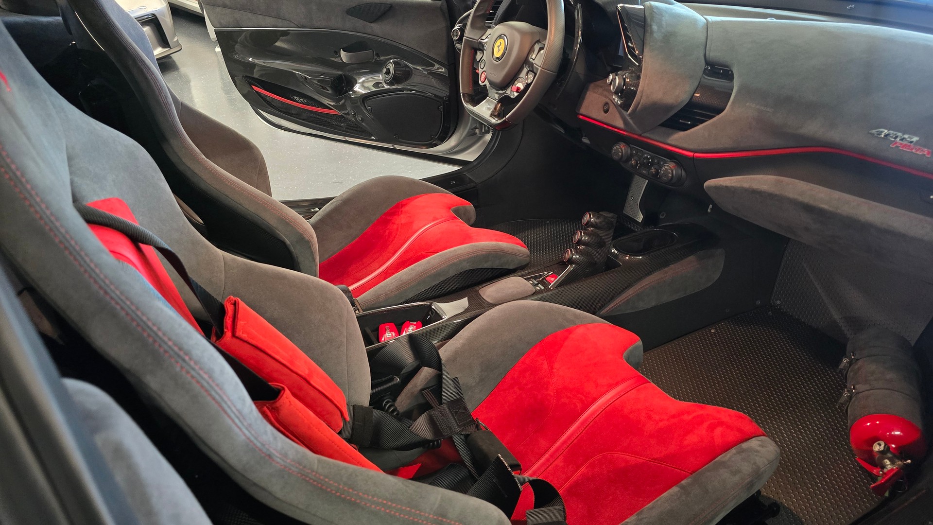 FERRARI 488 Pista 3.9 V8-image-21