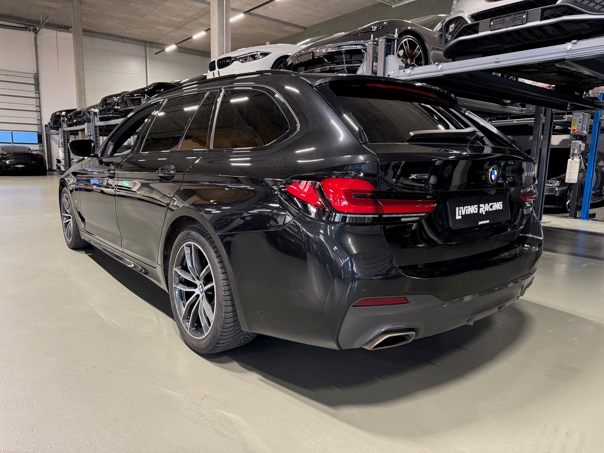 BMW 530d xDrive 48V Touring Pure M Sport Steptronic *LCI*-image-2
