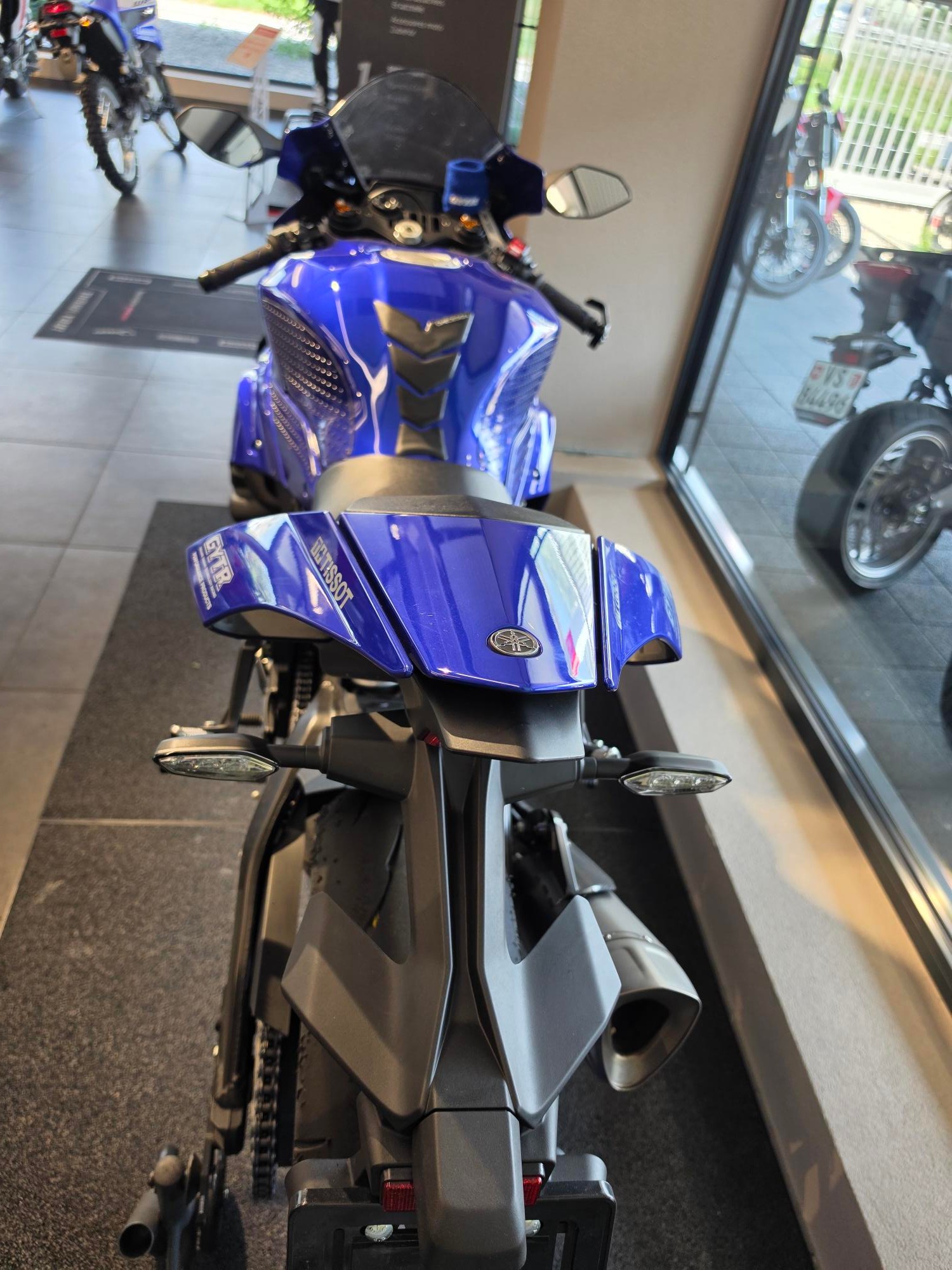 YAMAHA R1-image-11