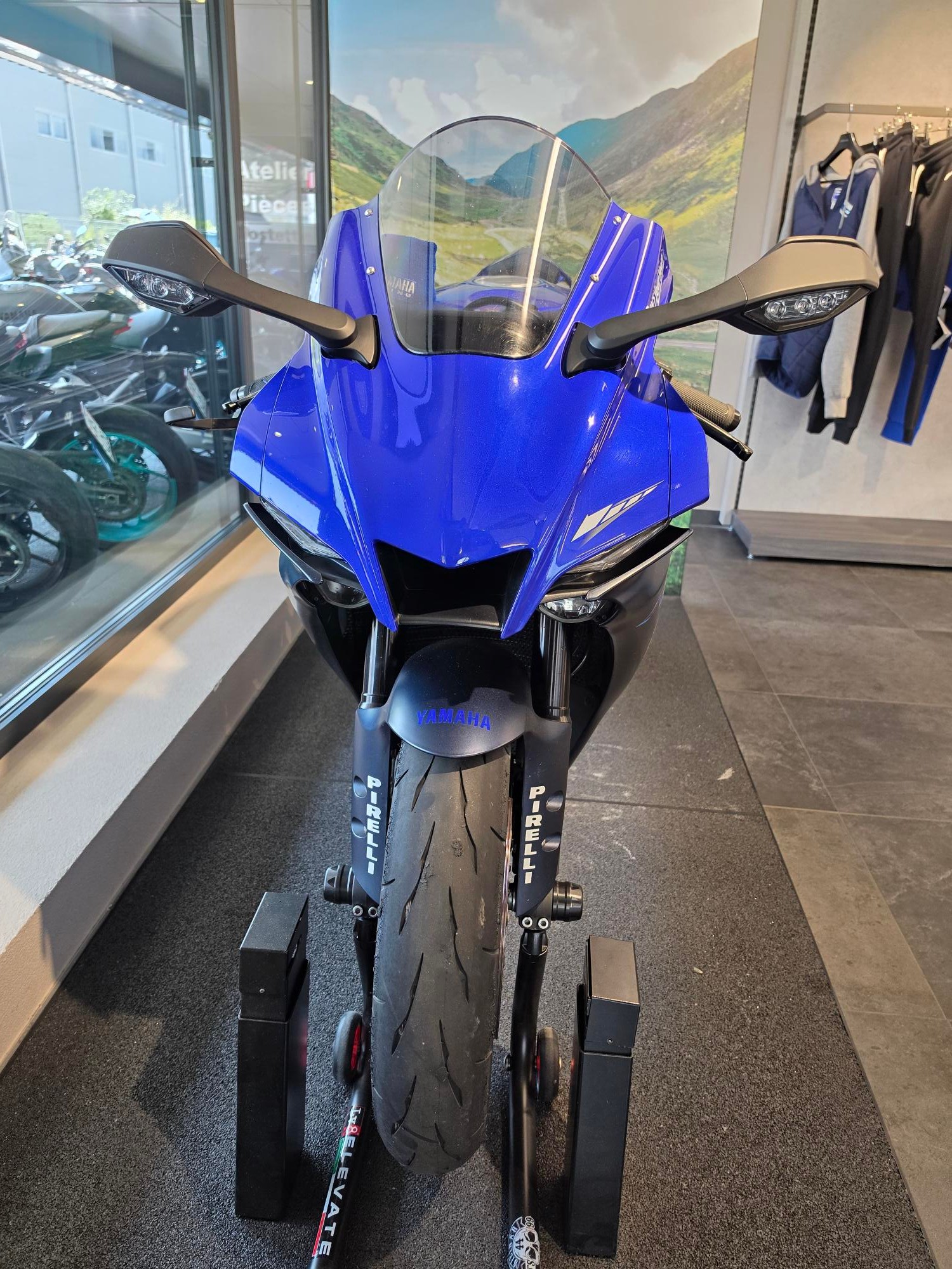 YAMAHA R1-image-12