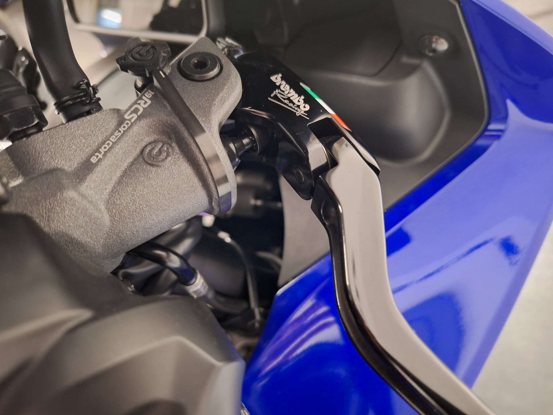 YAMAHA R1-image-8