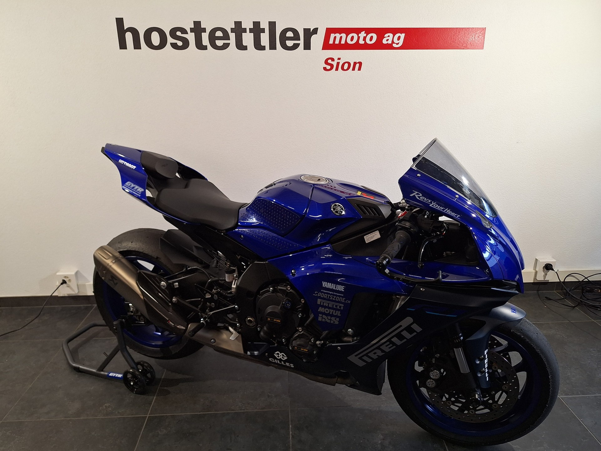 YAMAHA R1