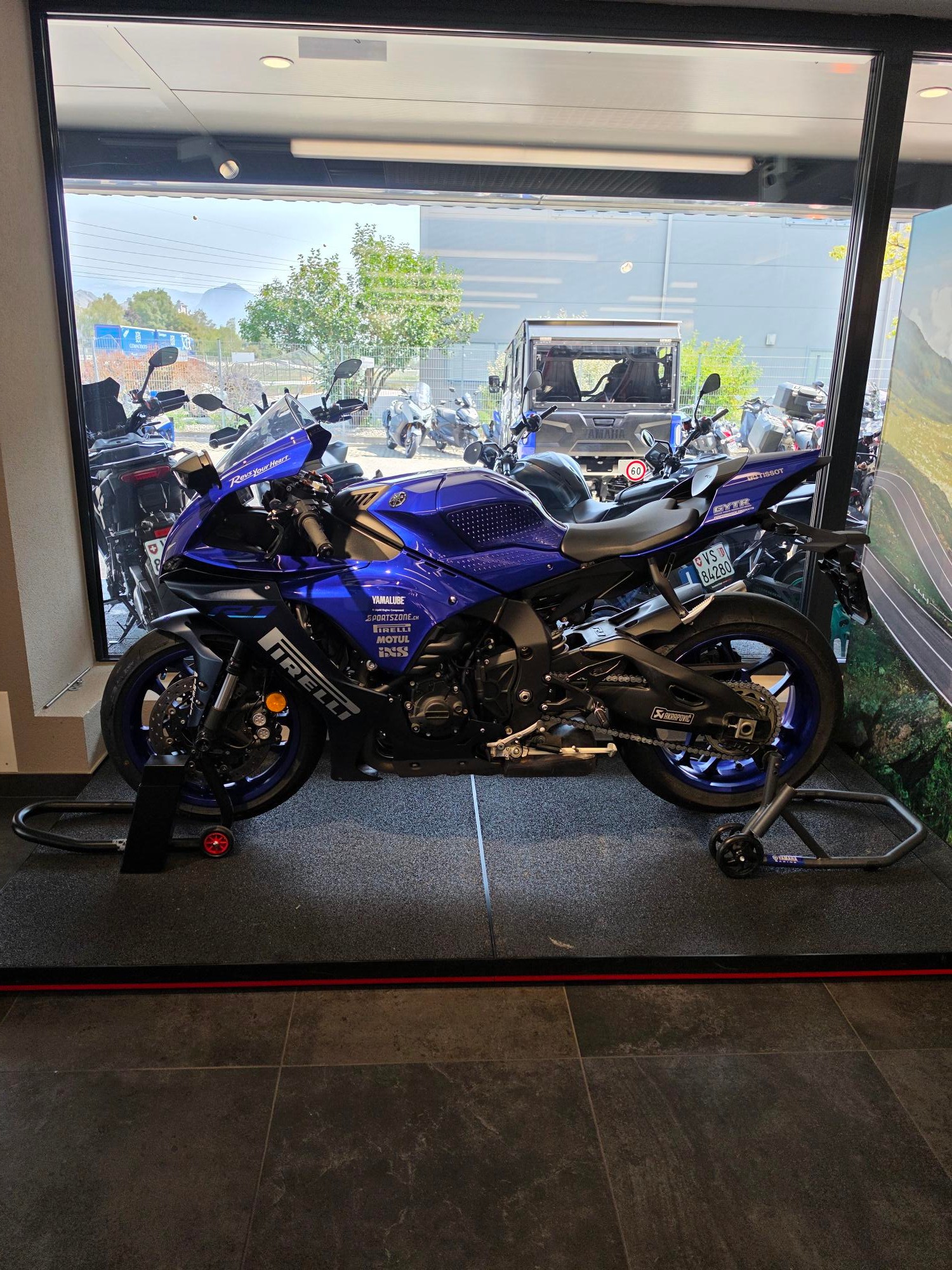 YAMAHA R1-image-13