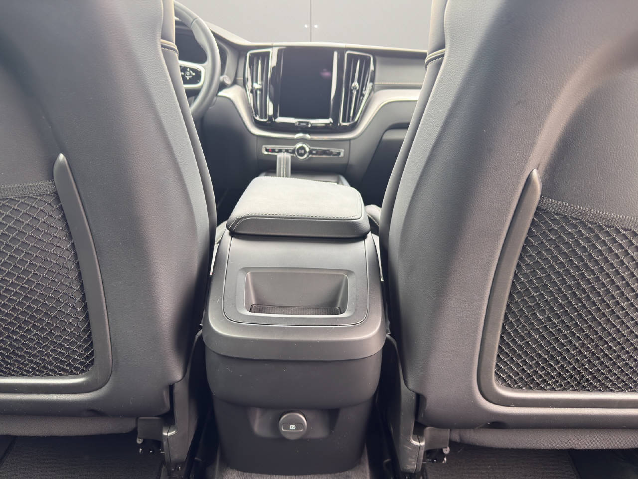 VOLVO XC60 2.0 B5 MH R-Design AWD-image-12