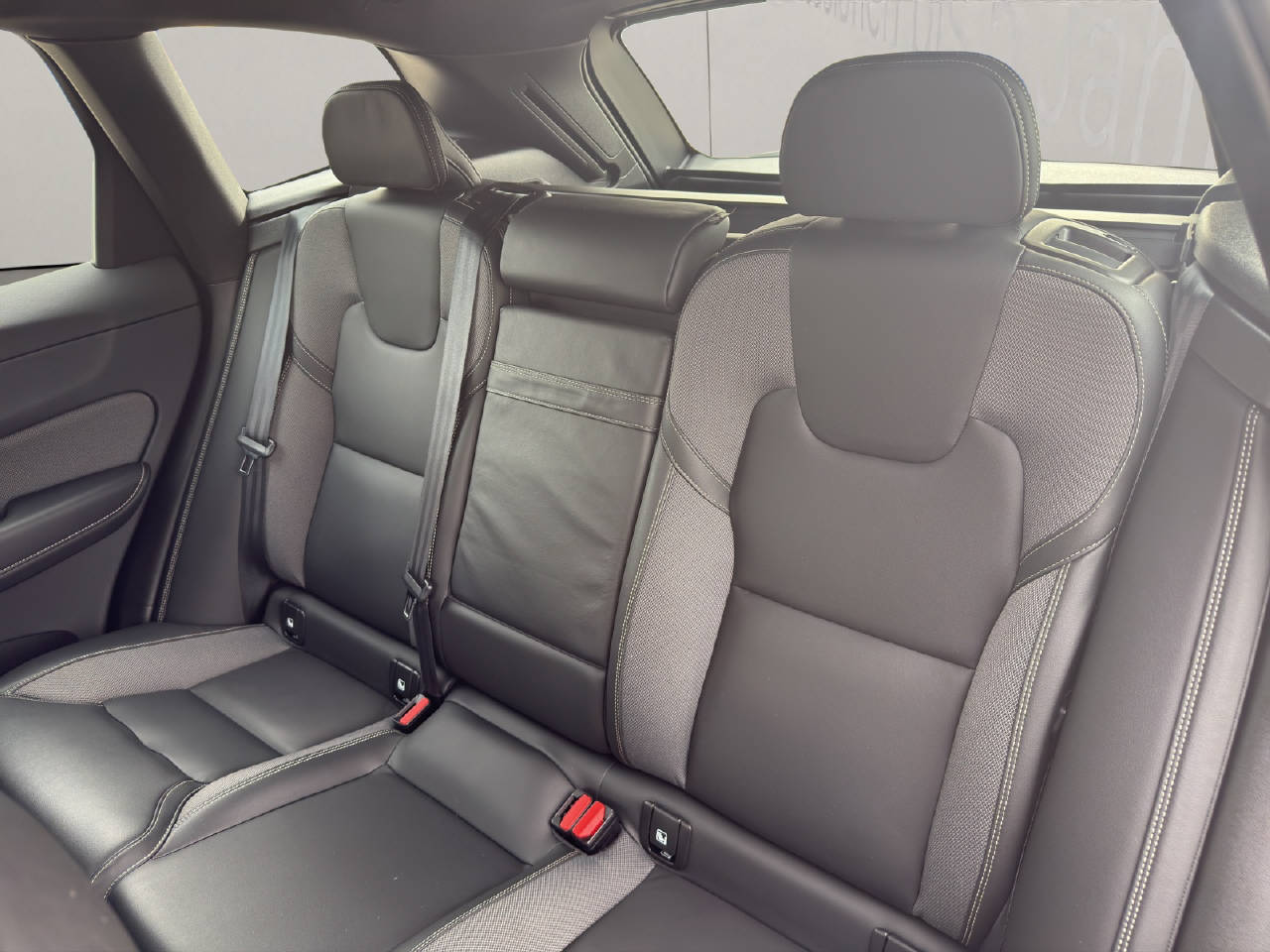 VOLVO XC60 2.0 B5 MH R-Design AWD-image-9