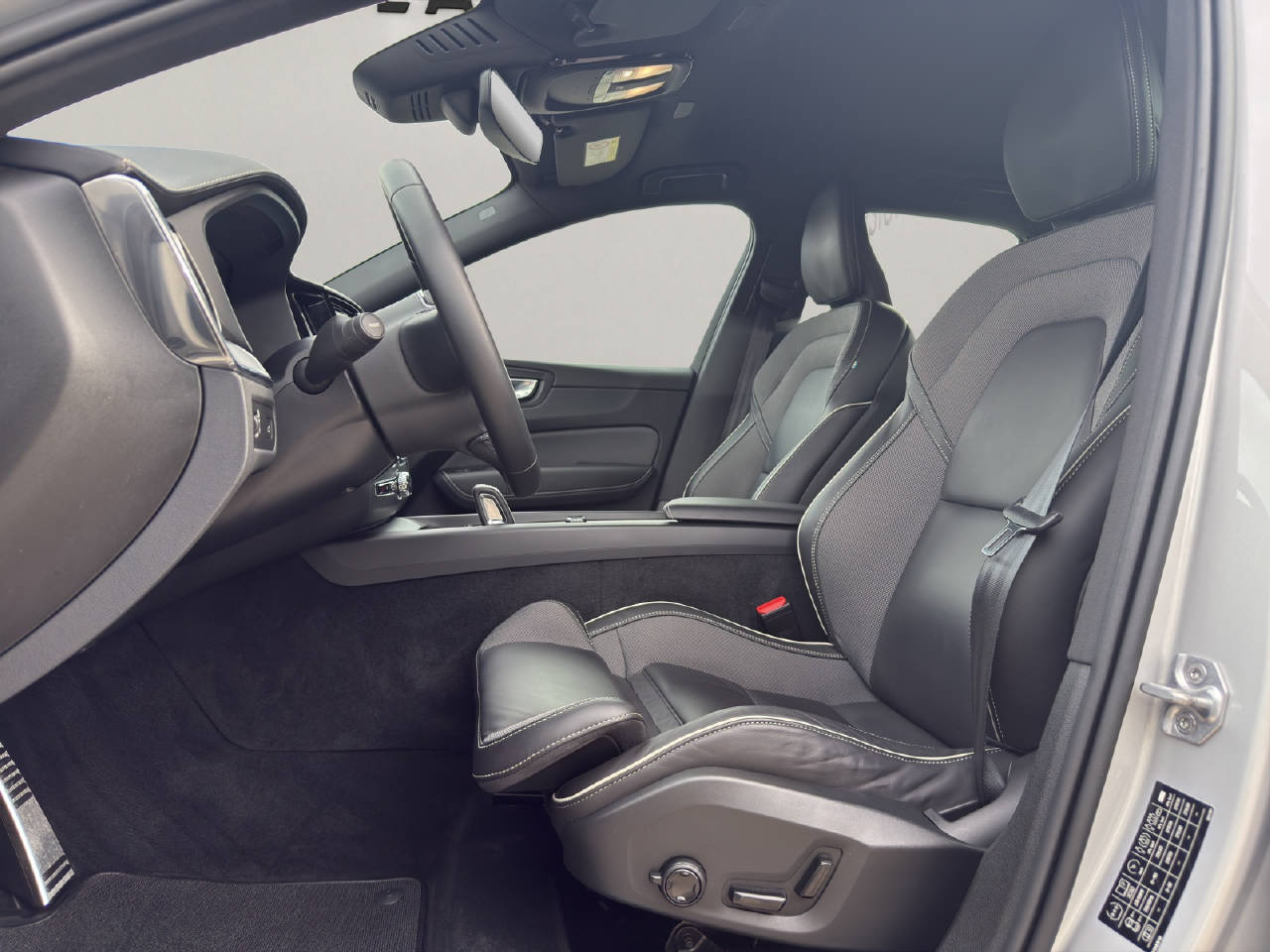 VOLVO XC60 2.0 B5 MH R-Design AWD-image-8