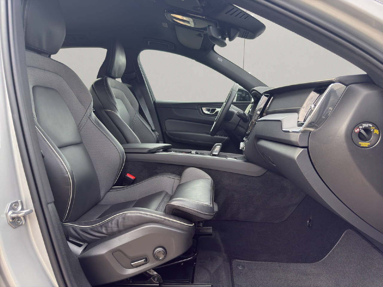 VOLVO XC60 2.0 B5 MH R-Design AWD-image-11