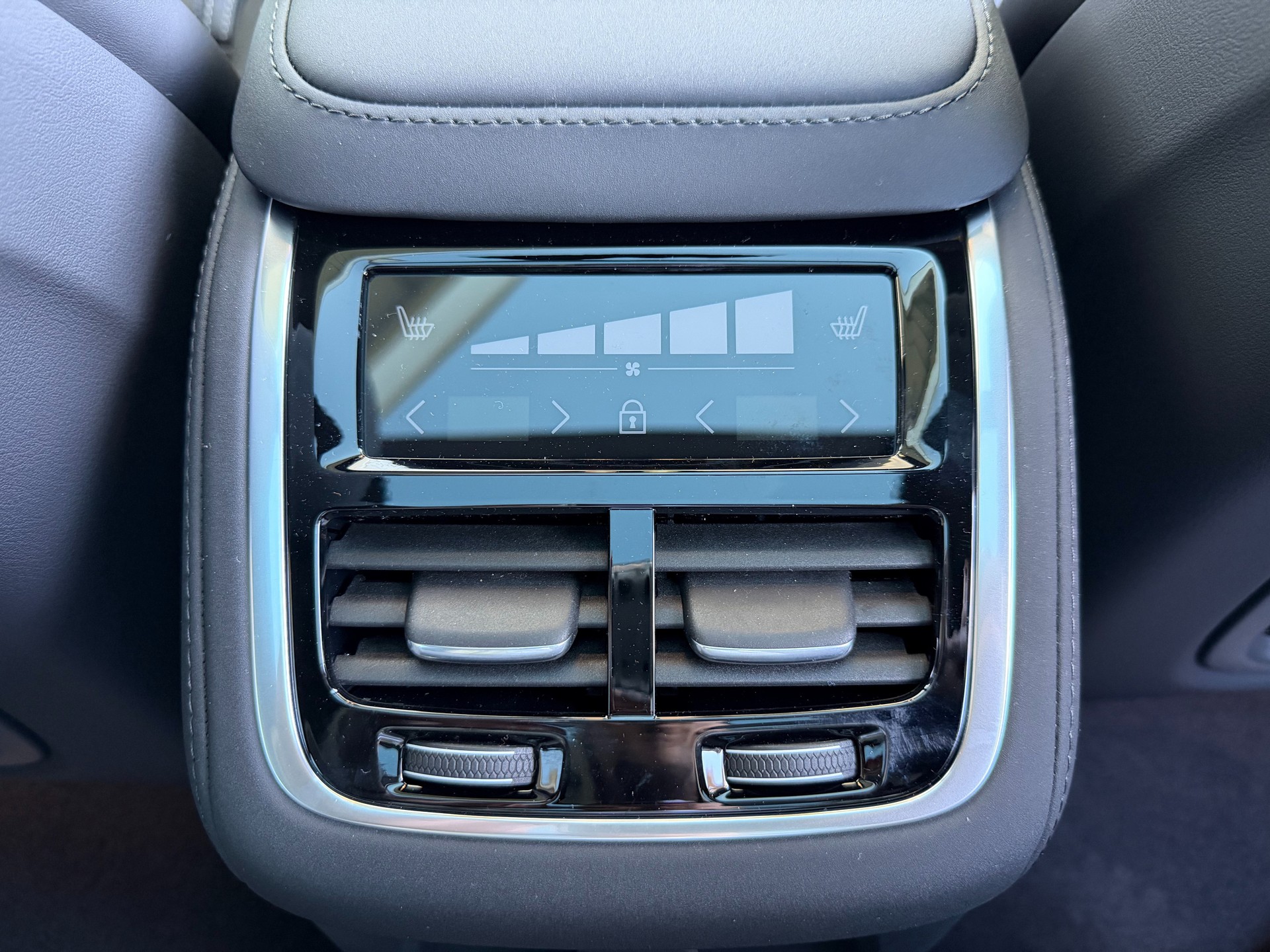 VOLVO XC90 T8 eAWD Ultra Dark XCLUSIVE-image-8
