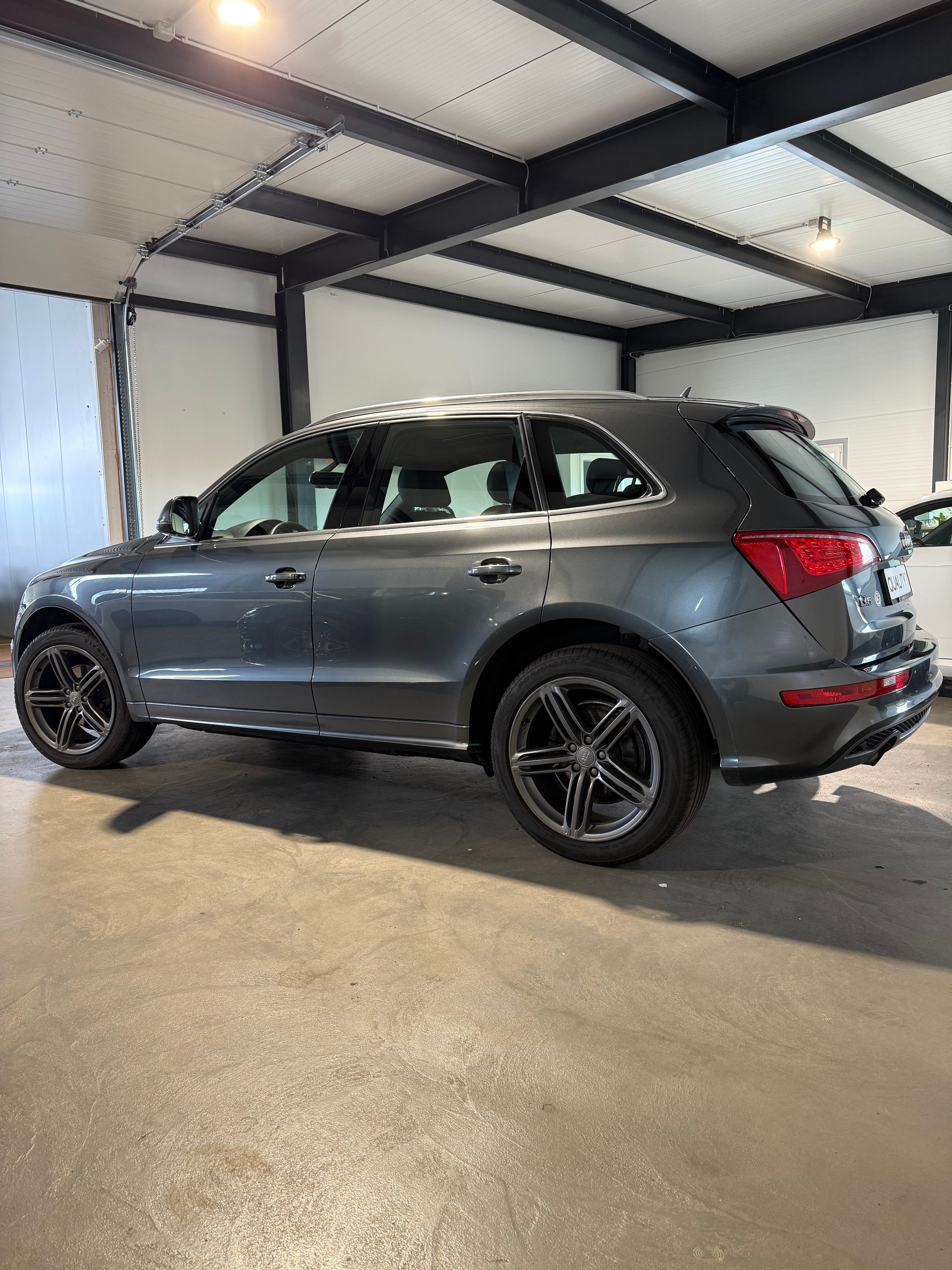 AUDI Q5 2.0 TFSI quattro-image-3
