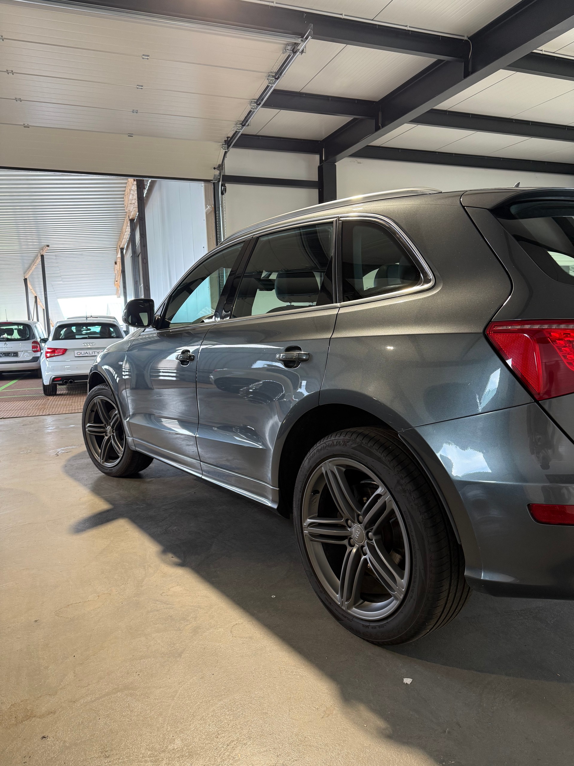 AUDI Q5 2.0 TFSI quattro-image-4