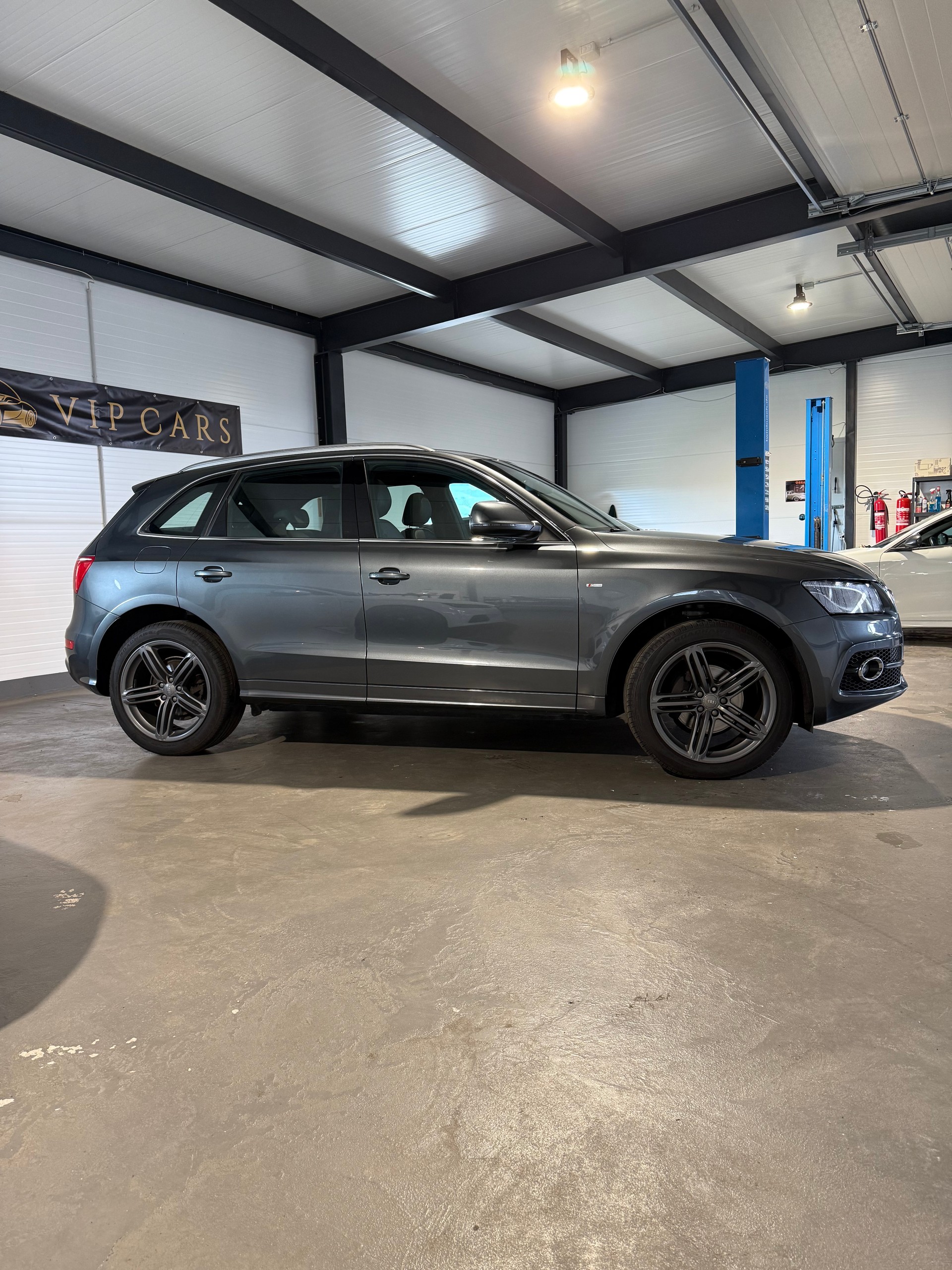 AUDI Q5 2.0 TFSI quattro-image-6