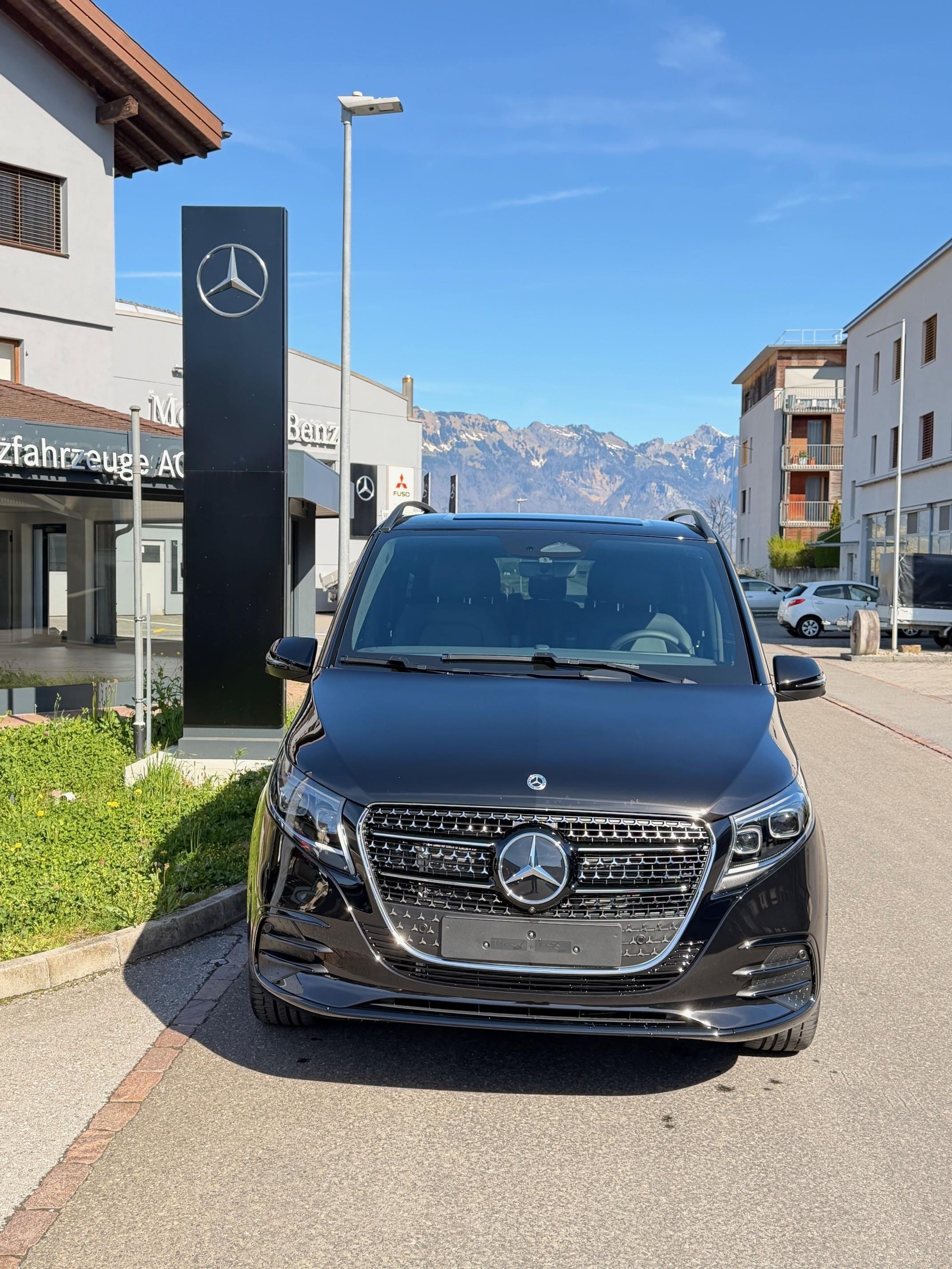 MERCEDES-BENZ V 300 d Swiss Ed. lang 4matic Van-image-1