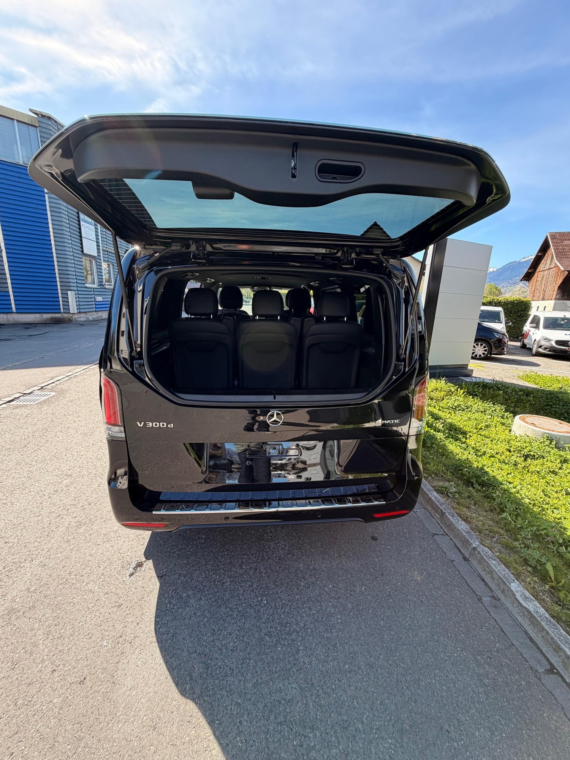 MERCEDES-BENZ V 300 d Swiss Ed. lang 4matic Van-image-15