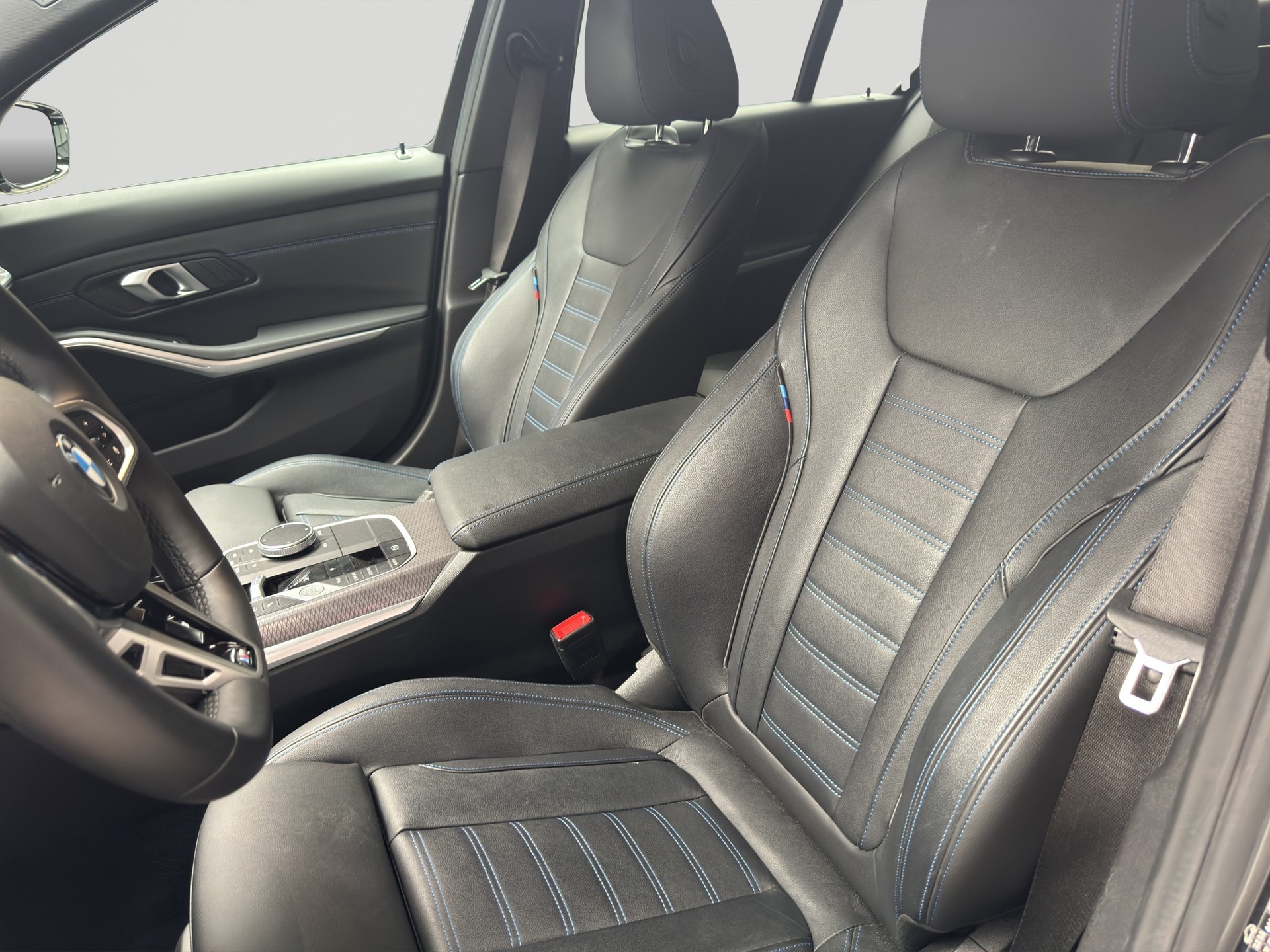 BMW 320d xDrive M Sport Steptronic-image-5