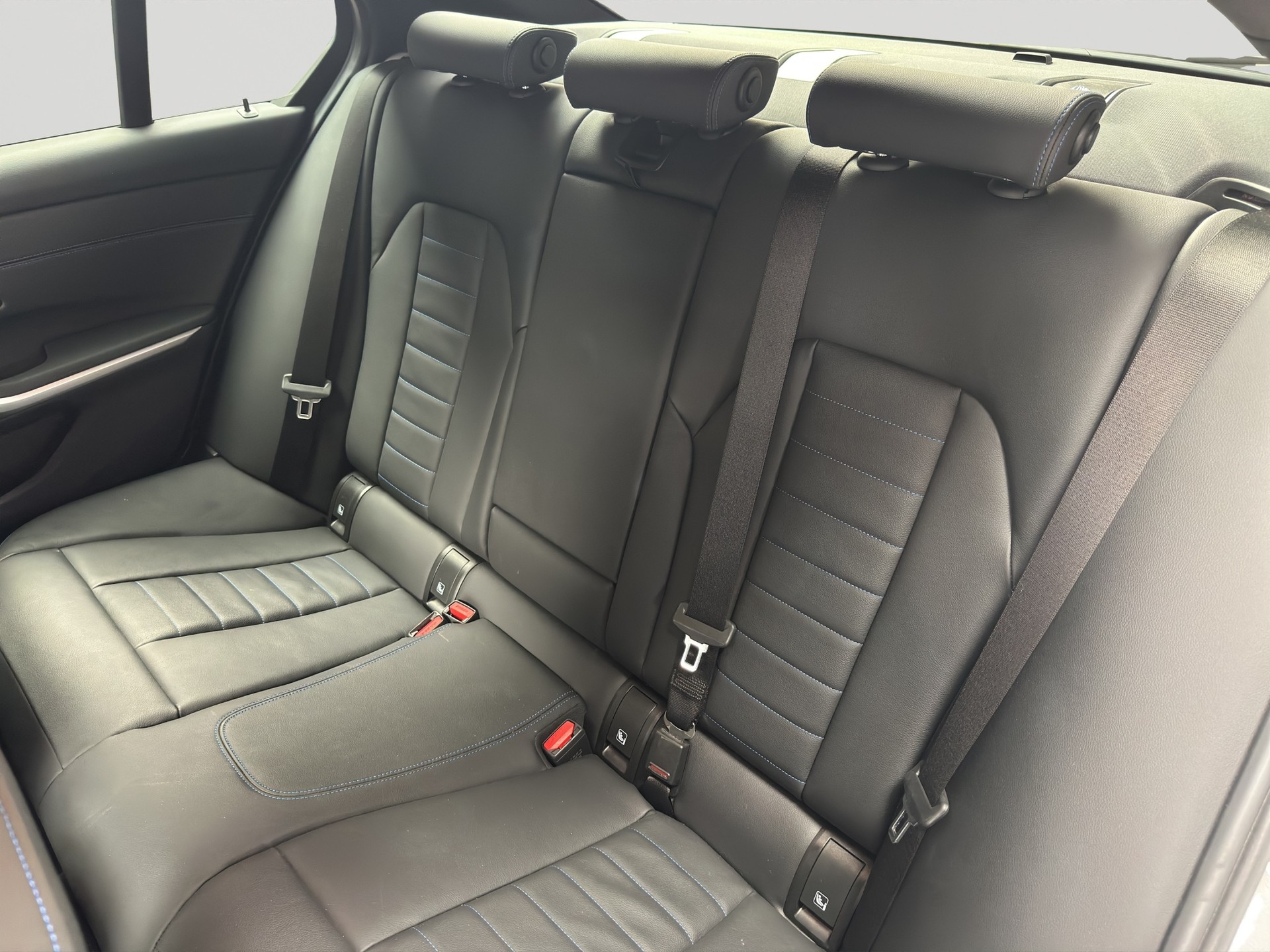 BMW 320d xDrive M Sport Steptronic-image-7