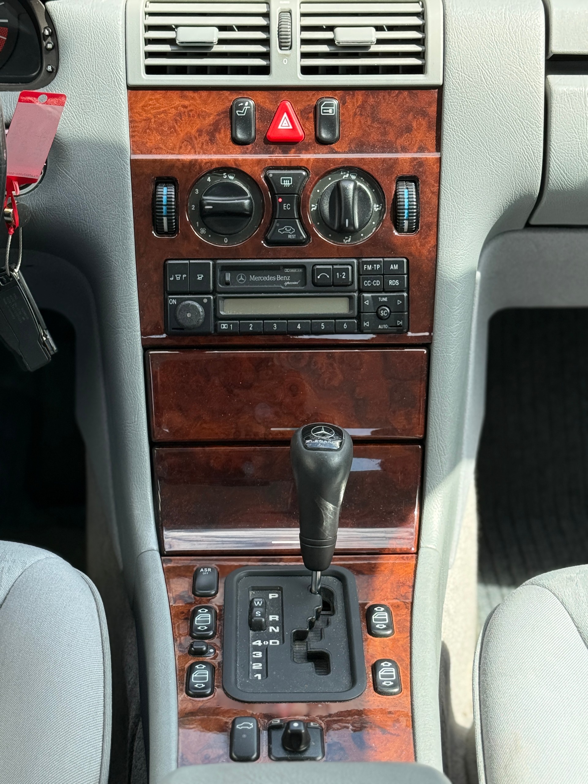 MERCEDES-BENZ E 240 Elégance-image-10