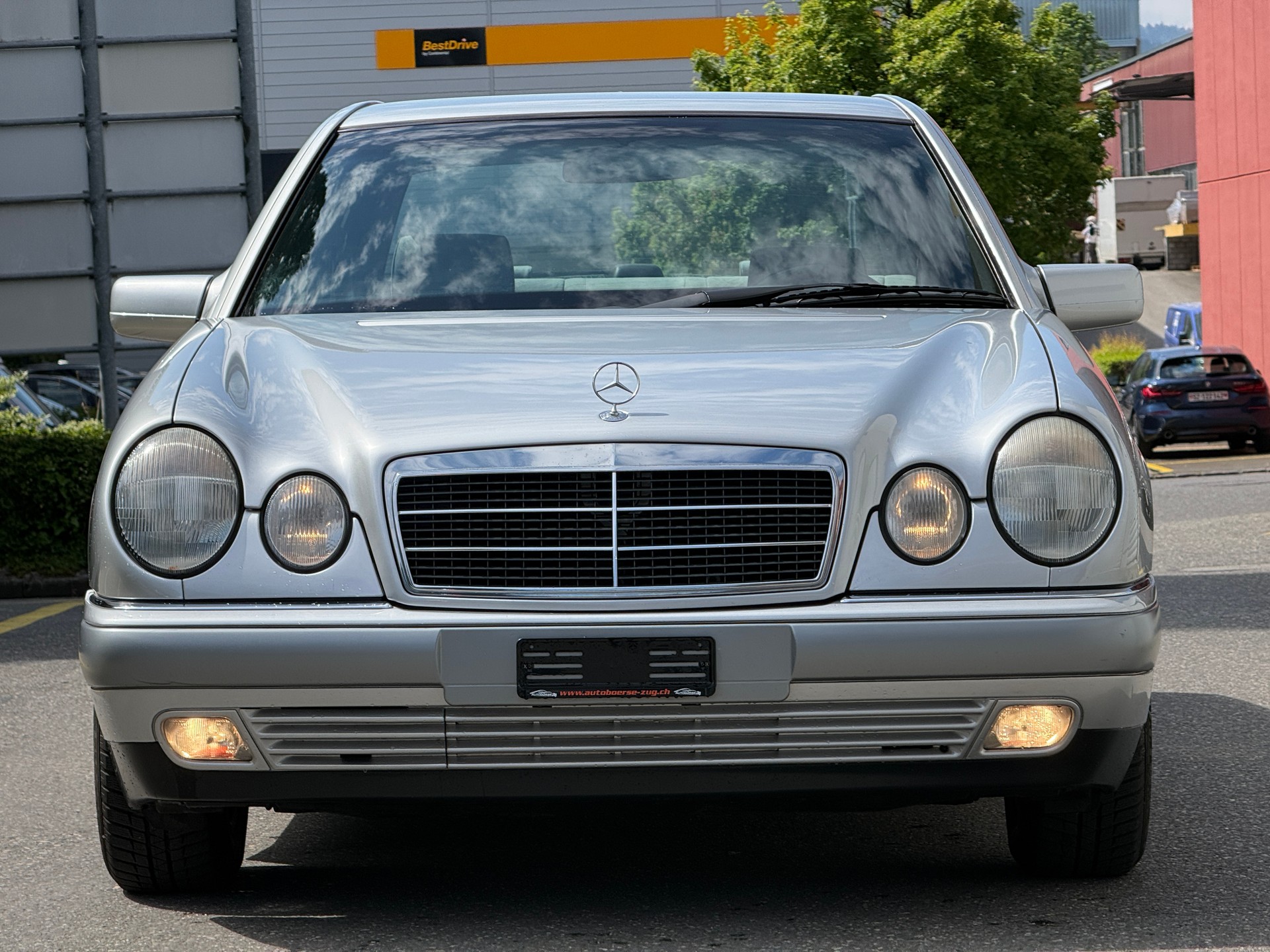 MERCEDES-BENZ E 240 Elégance-showroom-element-2