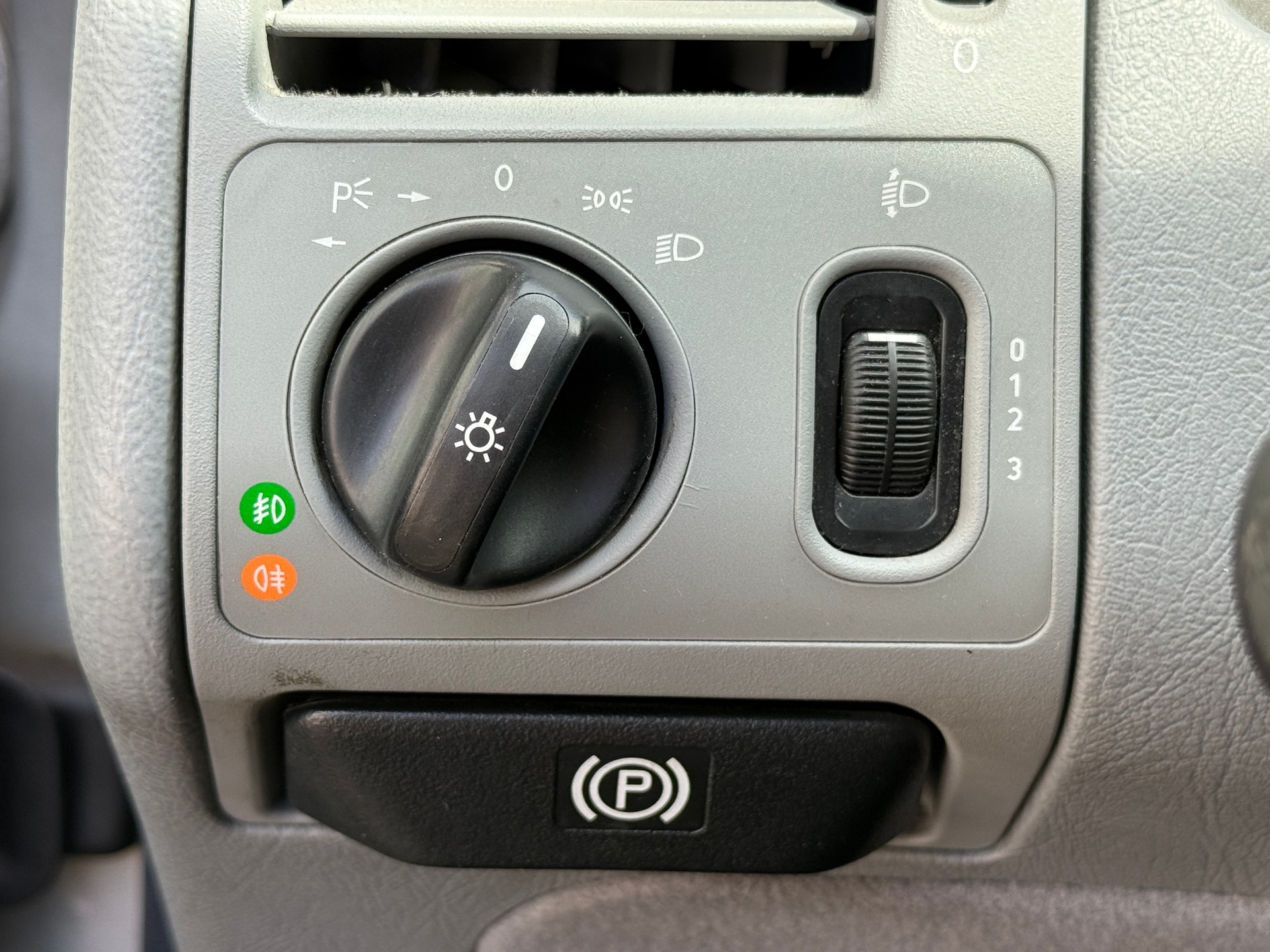 MERCEDES-BENZ E 240 Elégance-image-14