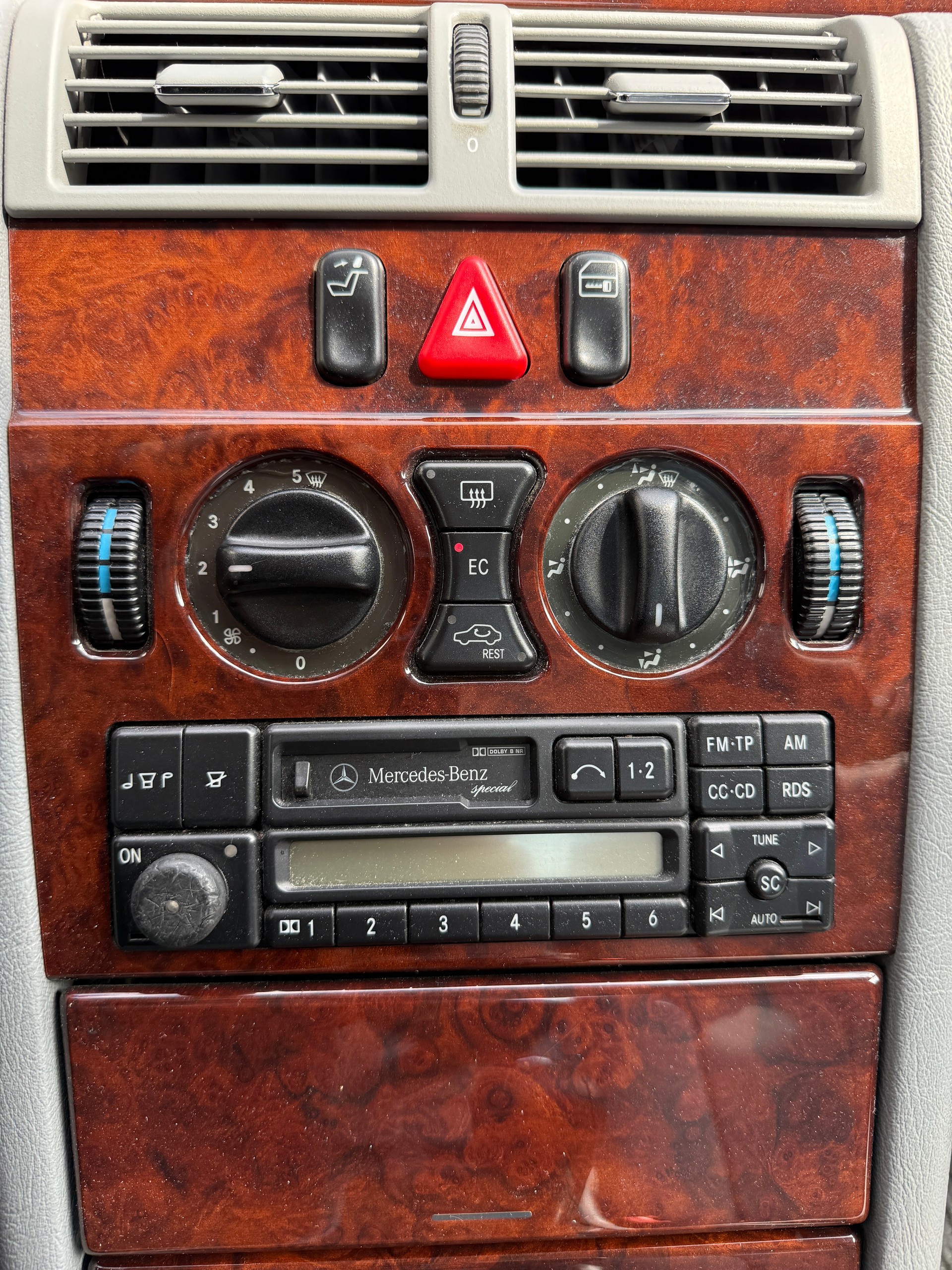MERCEDES-BENZ E 240 Elégance-image-12