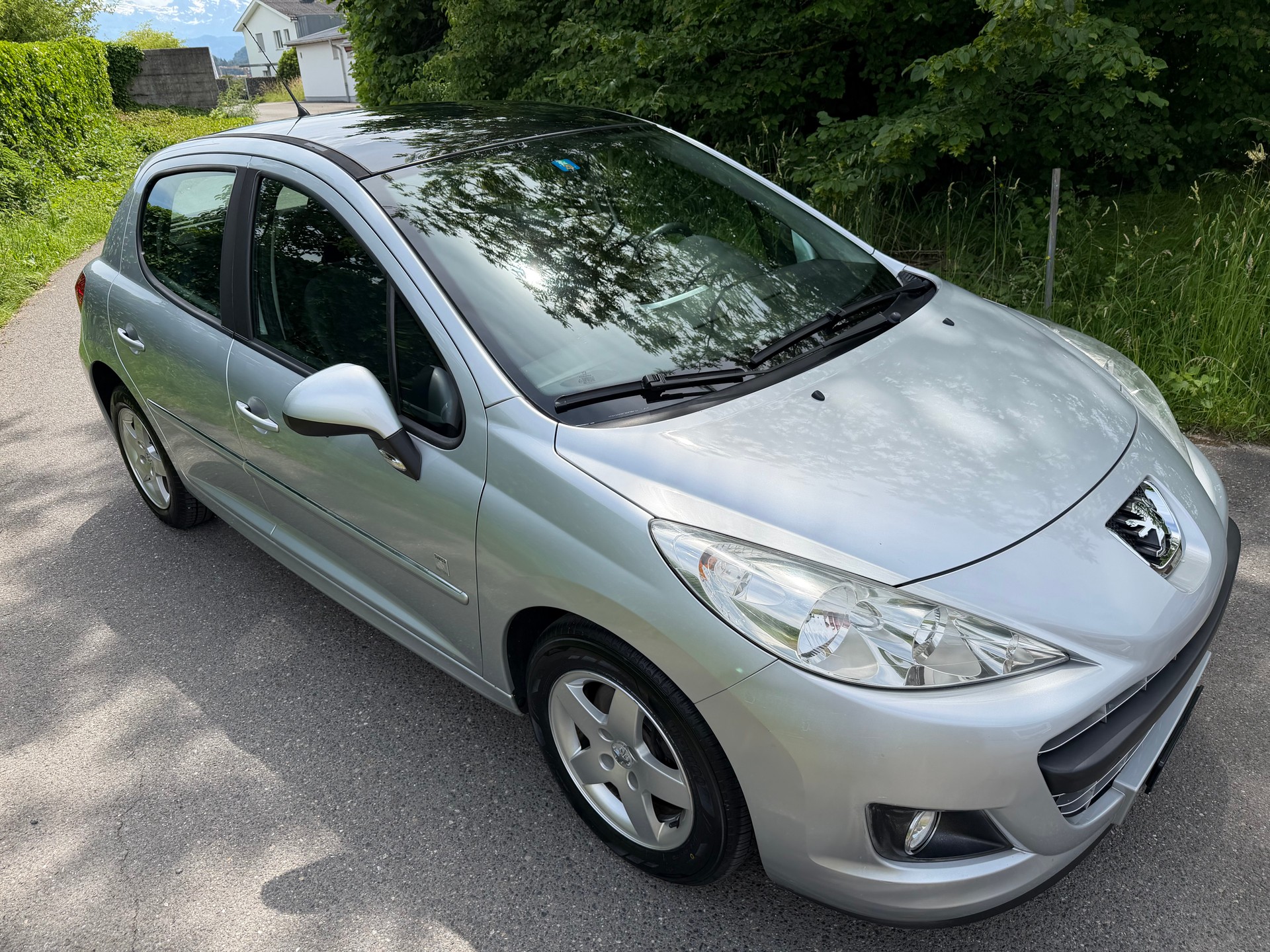 PEUGEOT 207 1.4 16V Swiss Edition-image-3