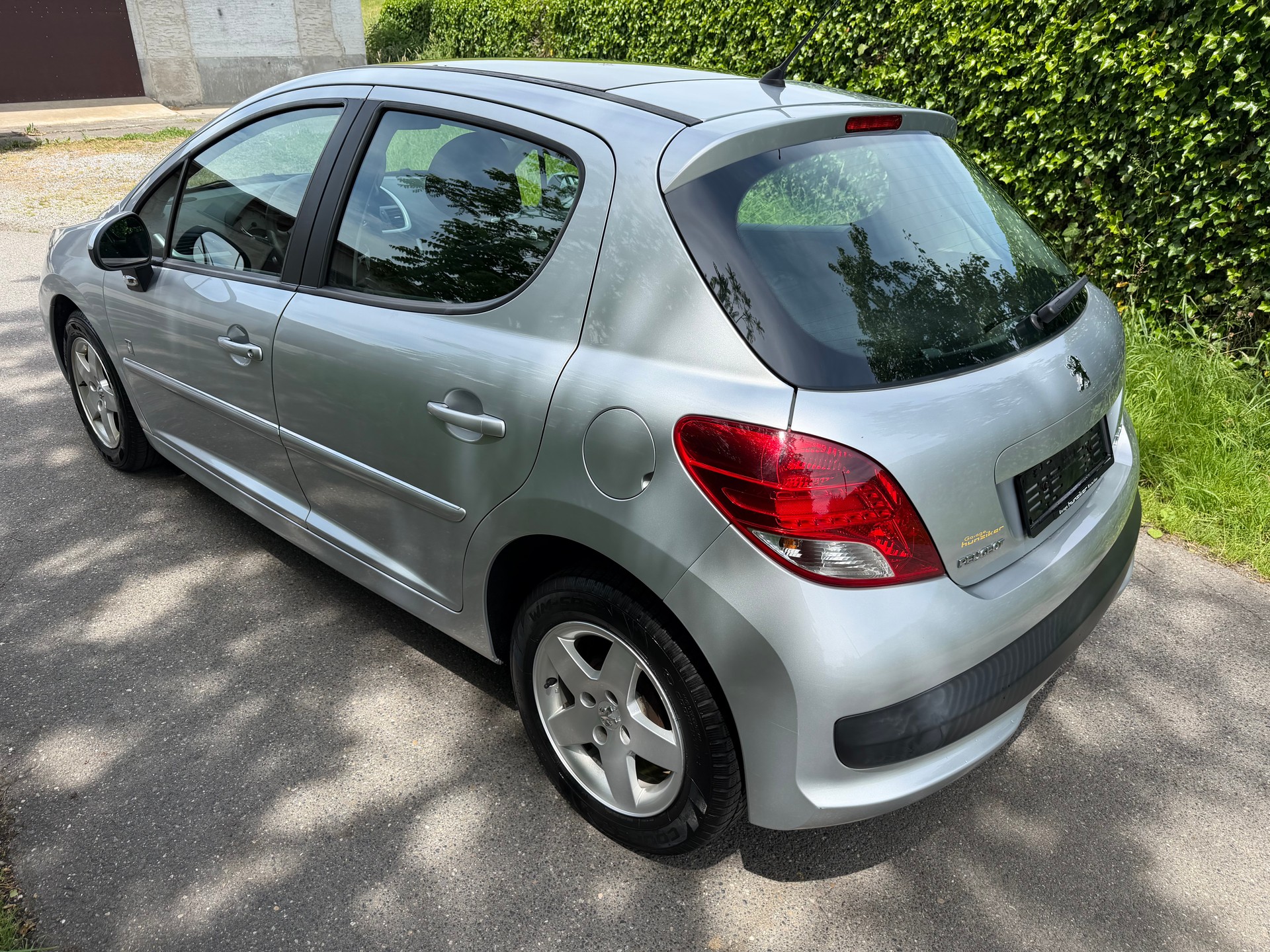 PEUGEOT 207 1.4 16V Swiss Edition-image-1