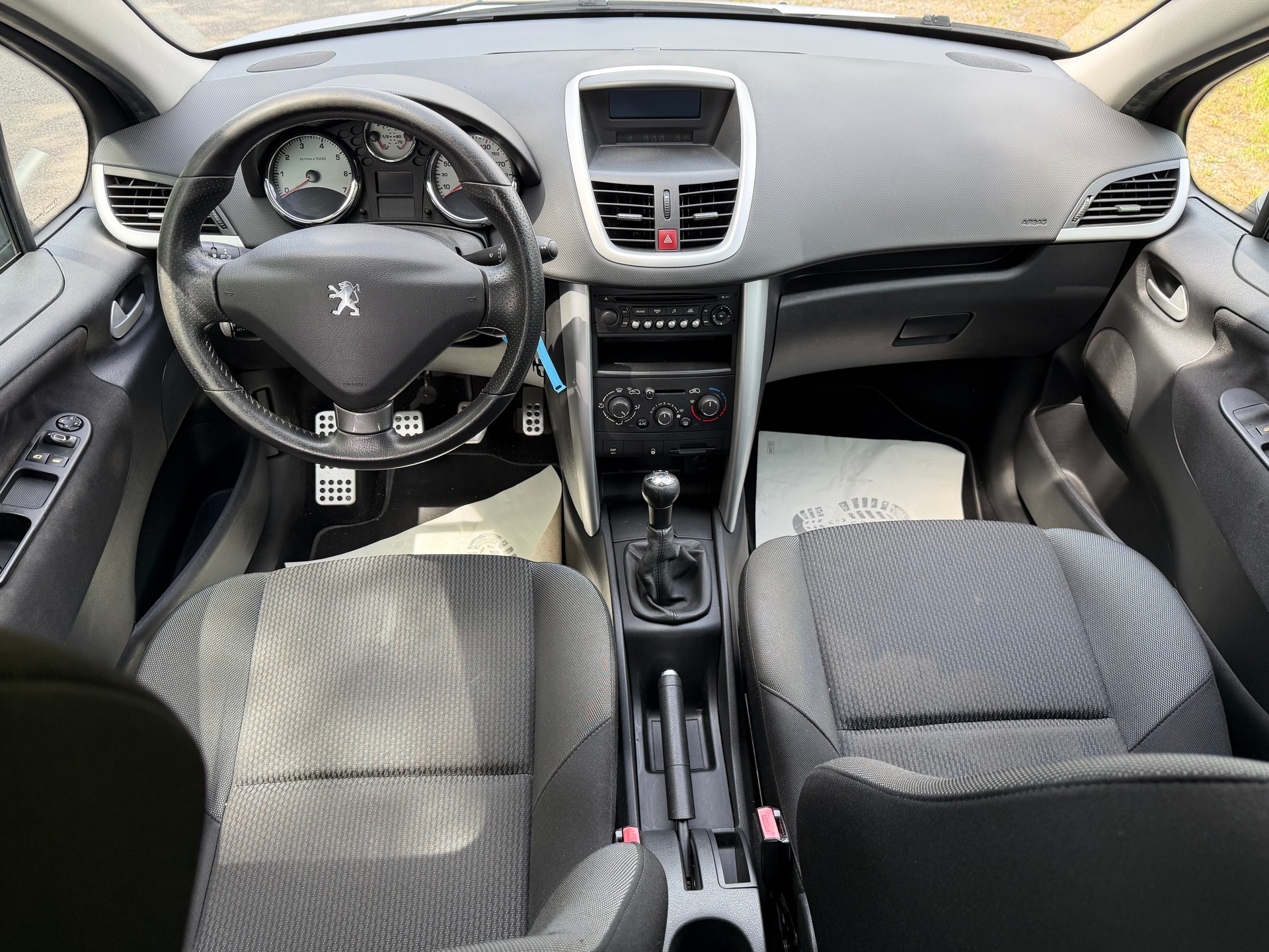 PEUGEOT 207 1.4 16V Swiss Edition-image-7