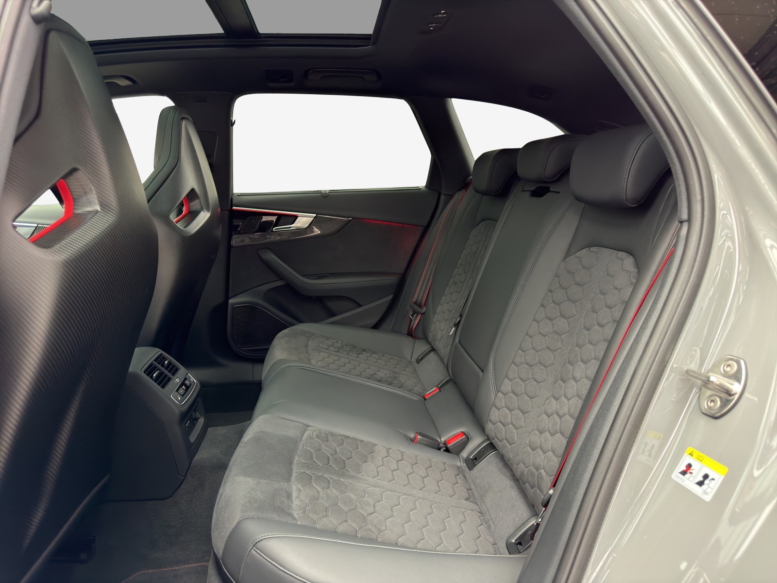 AUDI RS4 Avant quattro tiptronic-image-11