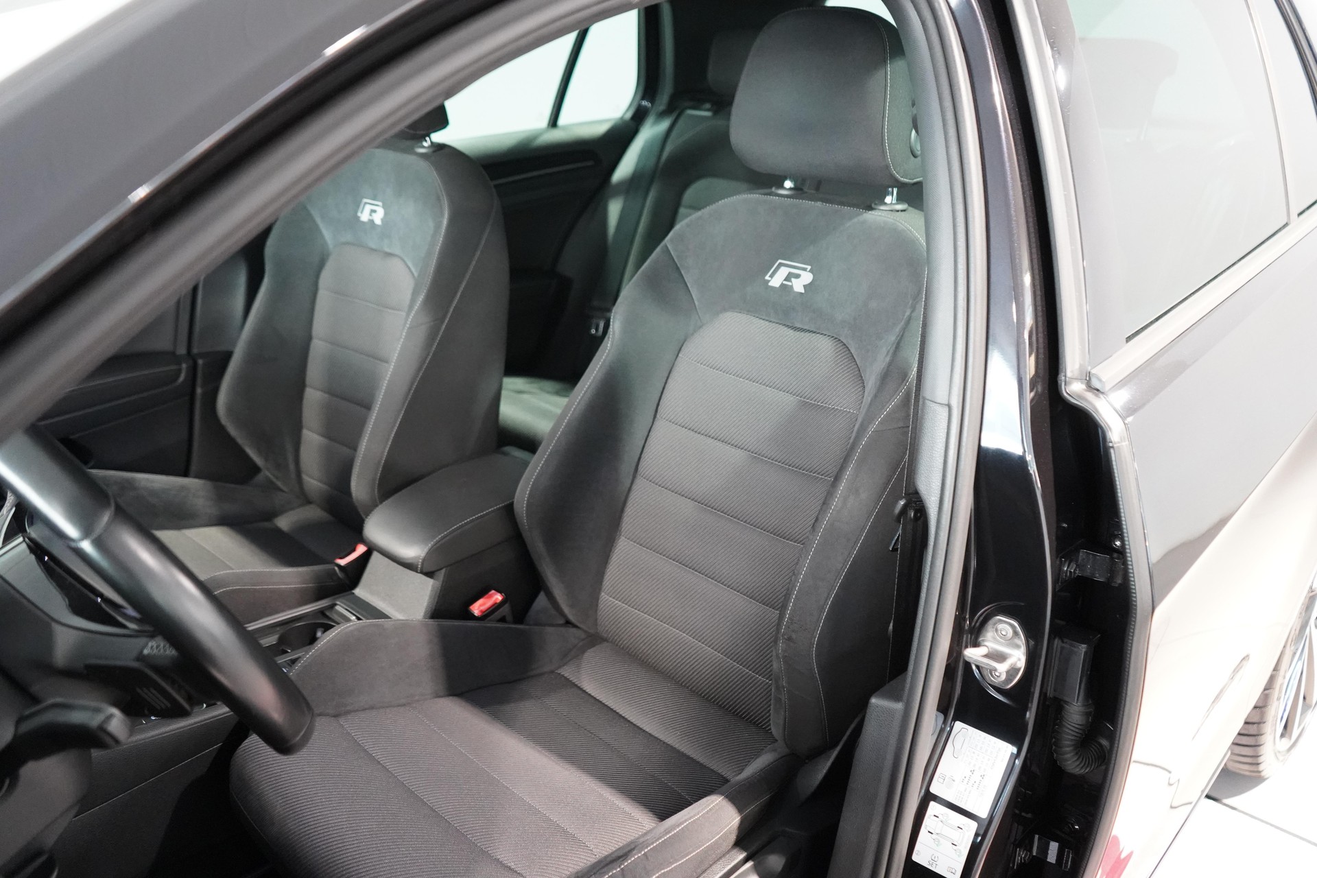 VW Golf VII 2.0 TSI R 310 DSG 4motion-image-5