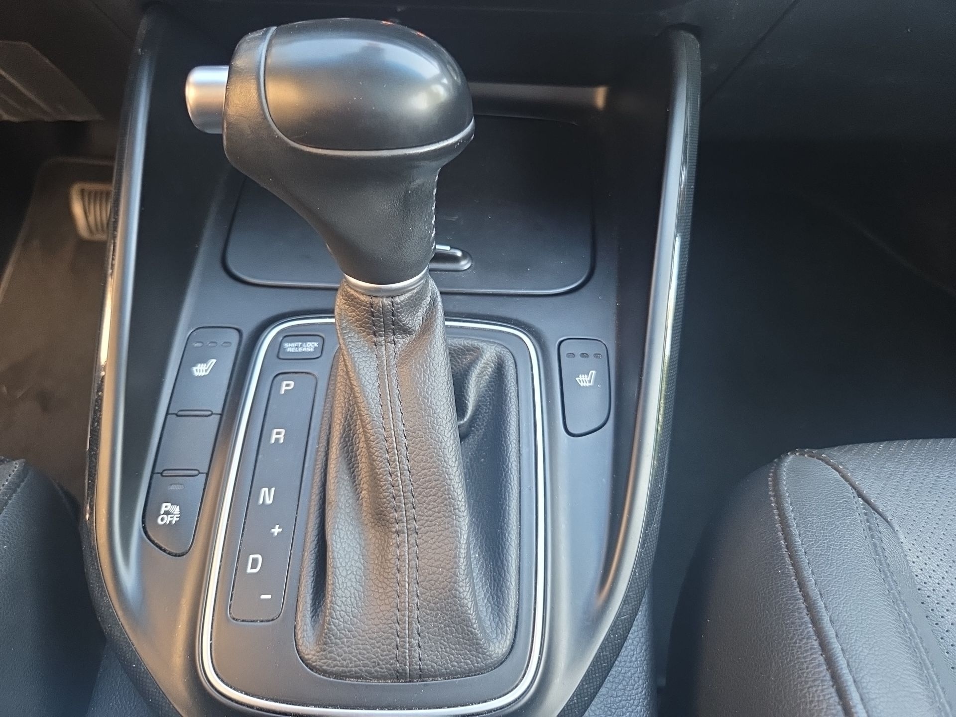 KIA Carens 1.7 CRDi Swiss Eco Edition DCT-image-14