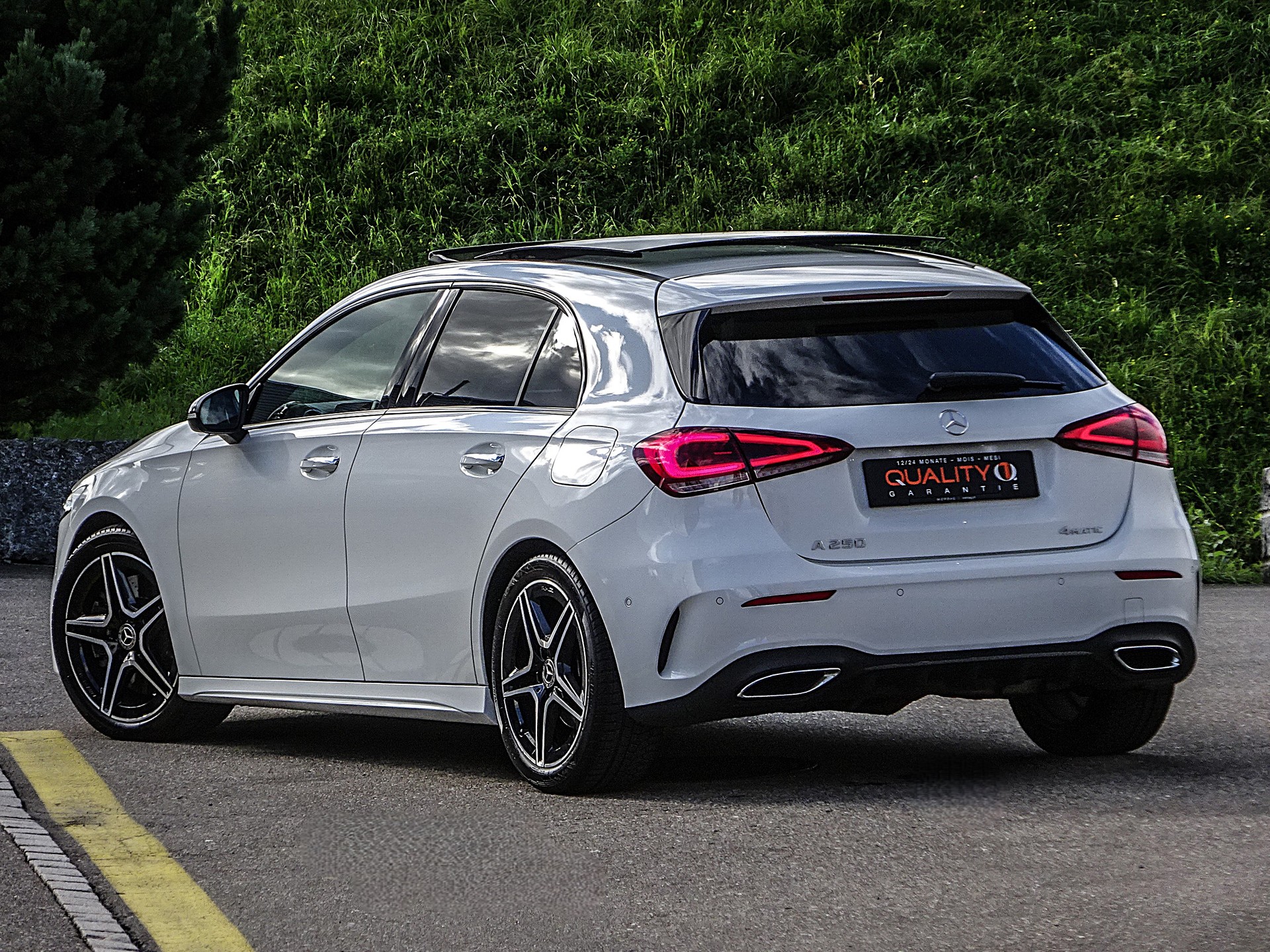 MERCEDES-BENZ A 250 4Matic AMG Line 7G-DCT // CH-Fahrzeug // Top Ausstattung // Herstellergarantie....-image-3