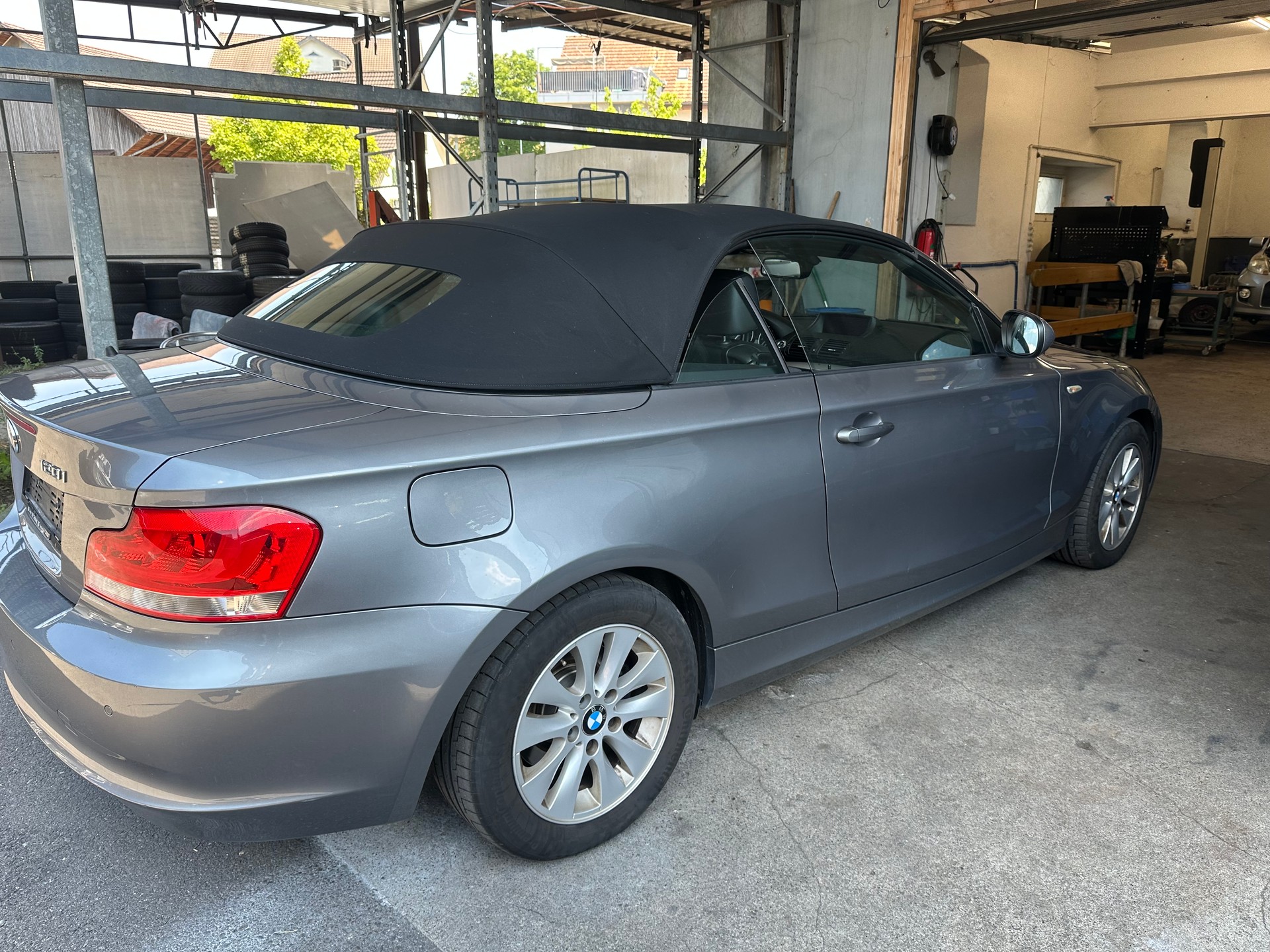 BMW 120i Cabrio-image-4